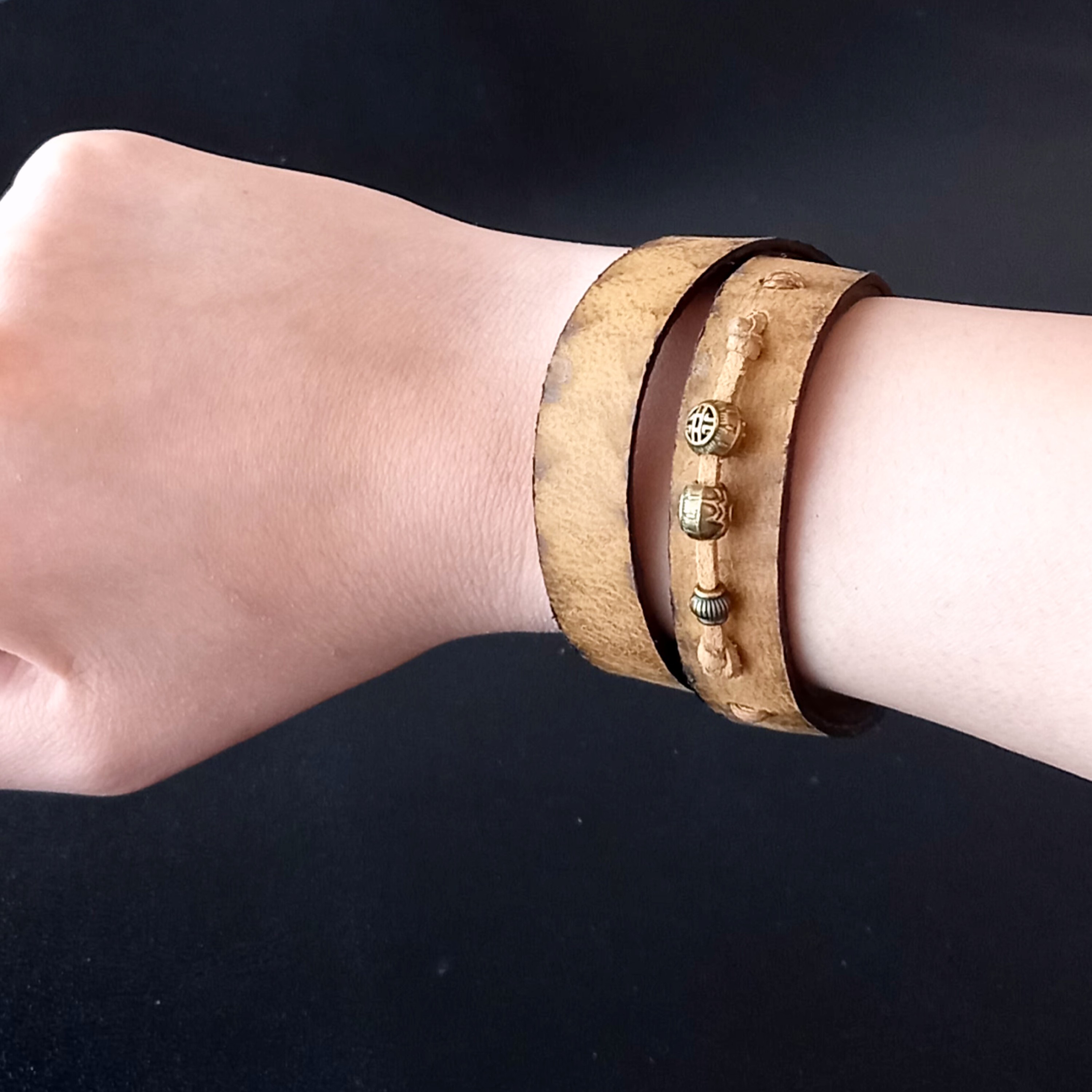 دستبند چرمی دو دور مهره دار خردلی