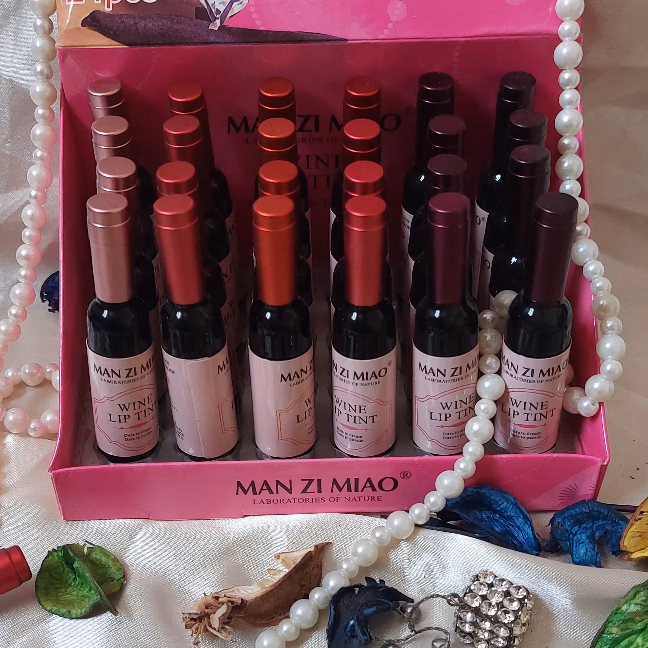 تینت لب شامپاینی  باعث مخملی شدن لب ها میشود با ماندگاری 24 ساعته 