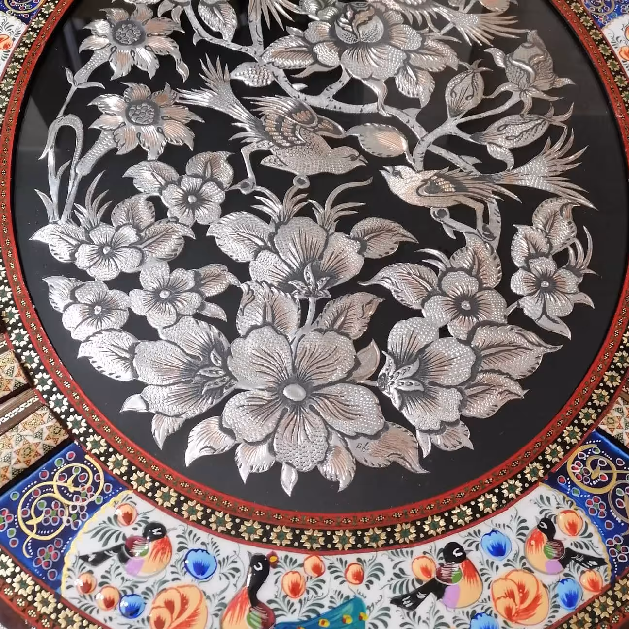 تابلو قلمزنی مسی با قاب خاتم بیضی نقاشی   طرح گل و مرغ سایز 58در68سانتی متر 