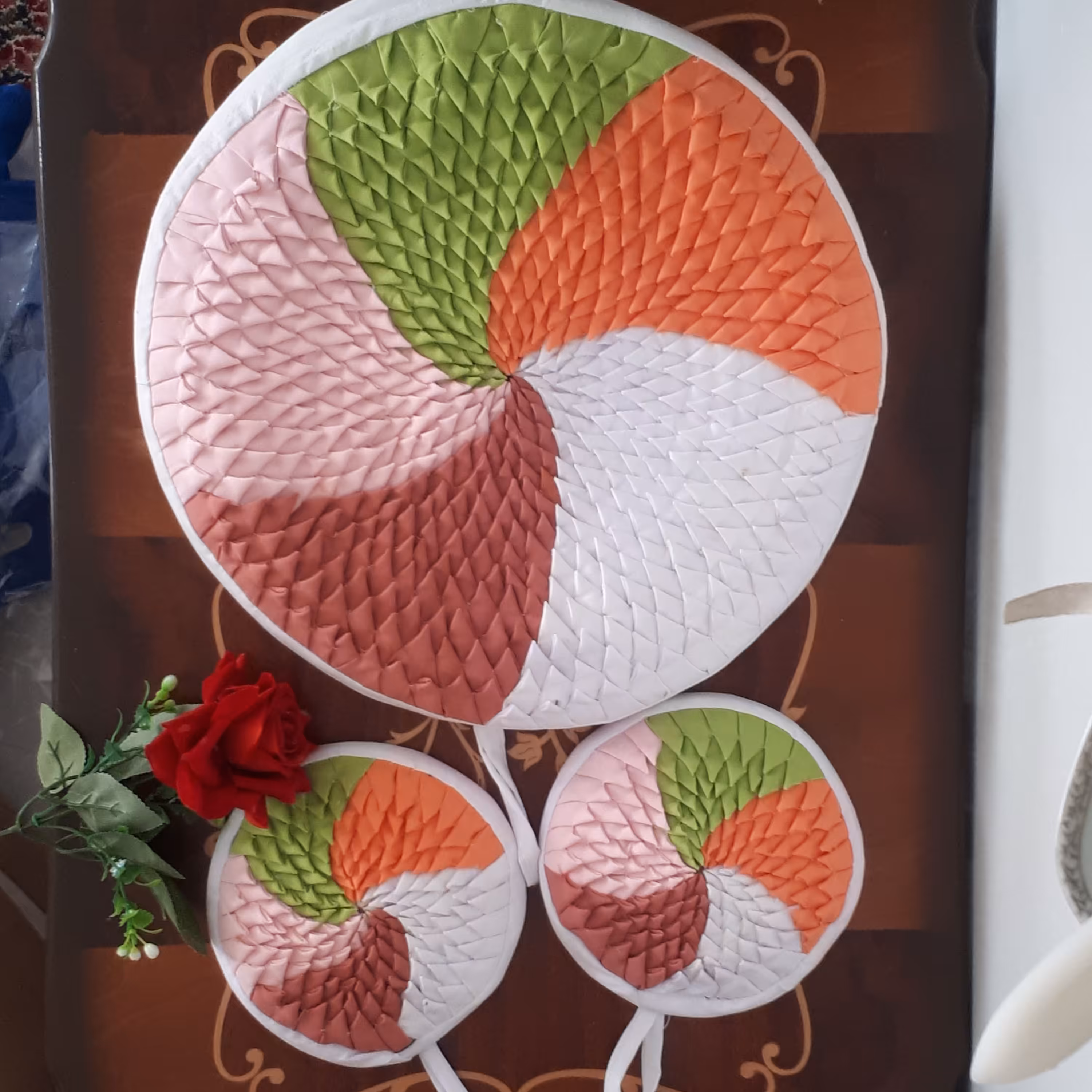 دمکنی سنتی  دستگیره تکه دوزی  داخلش حصیر با لیف خرما کار شده در رنگهای متنوع 