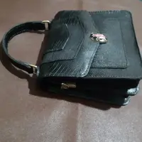 کیف زنانه رودوشی
چرم گاوی طبیعی لیزارد درجه یک
دارای دوطبله آچاری
کاملا دستدوز