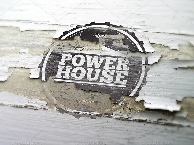 موکاپ لایه باز لوگو روی چوب از زاویه رو به رو | گرافیک با طعم تربچه