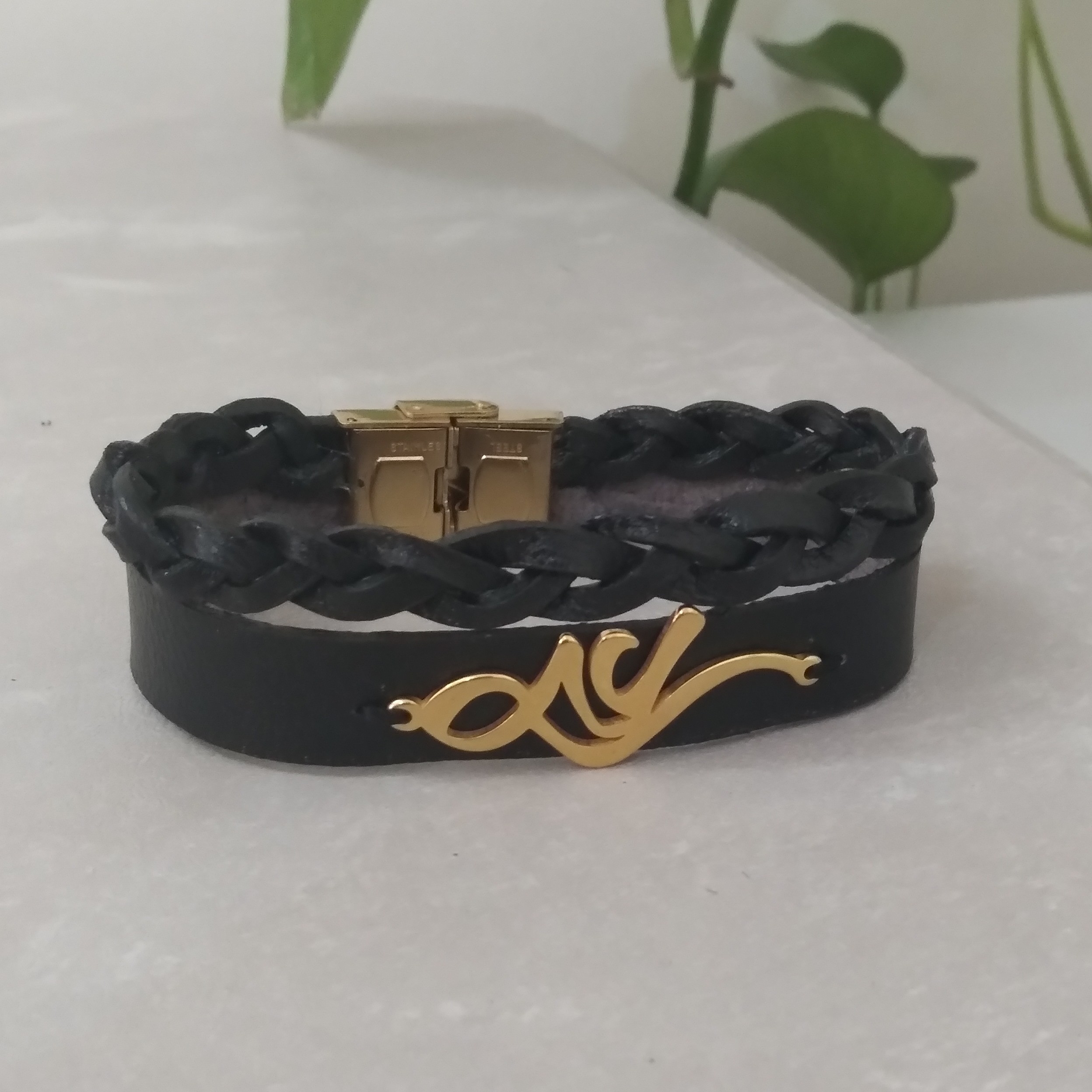 دستبند چرم طبیعی دست دوز  با پلاک اسم مشکی و عسلی 