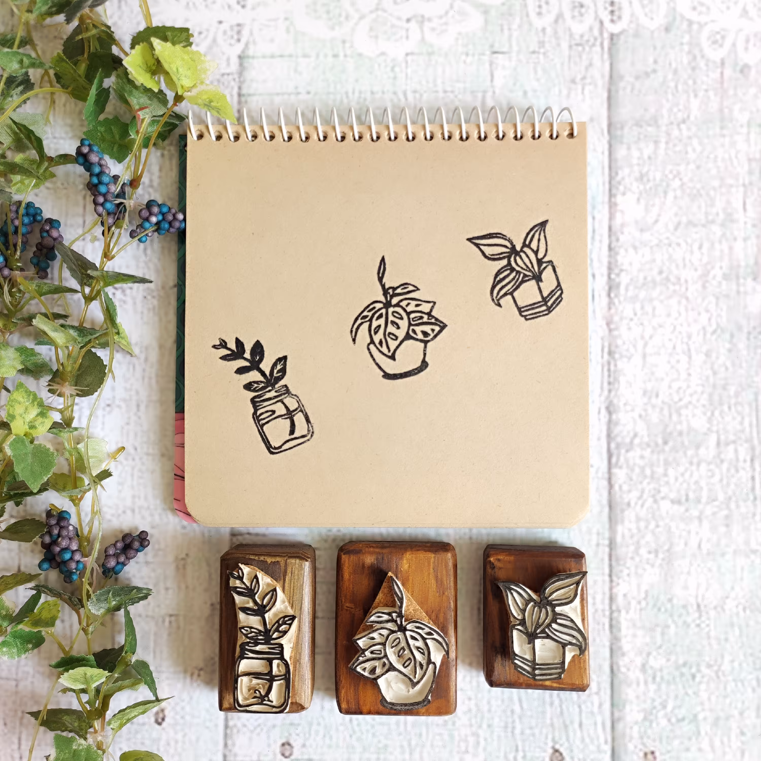 مهر دستساز گل و گلدان بسته سه عددی گل و گلدان روی پایه چوب طبیعی مناسب برای بسته بندی دفتر بچه ها و هدیه دادن 