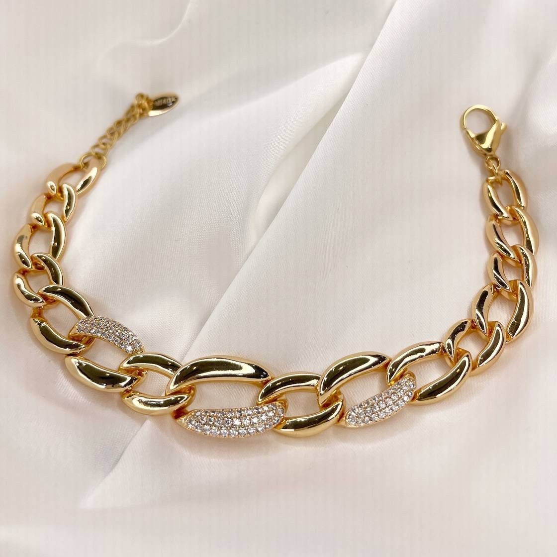 دستبند کارتیر نگین دار طرح طلا.کد 210230318.جنس ژوپینگ آبکاری آبطلا.رنگ ثابت ضدحساسیت