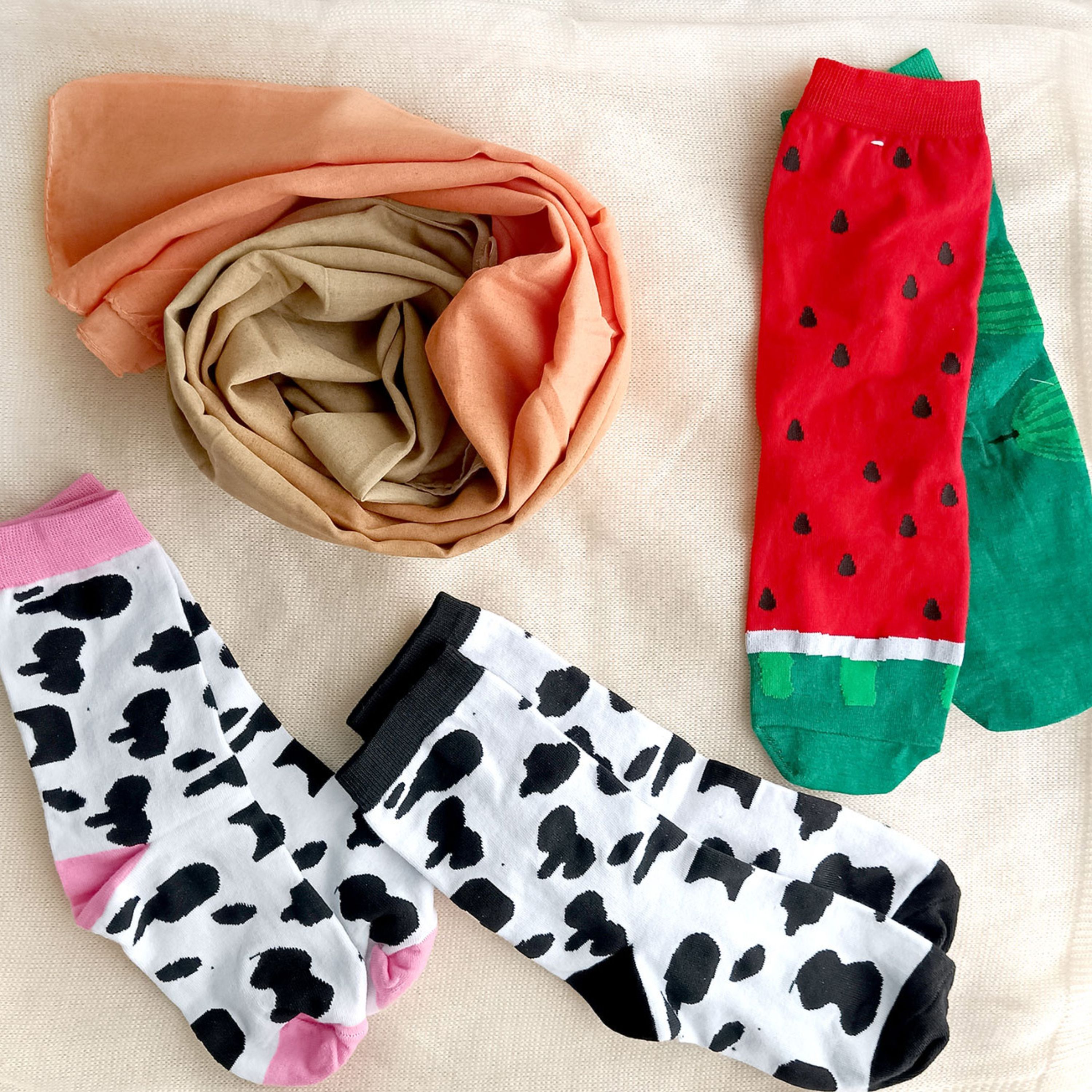 شال طیفی گلبهی طوسی و جوراب هندوانه یلدایی یا گاوی