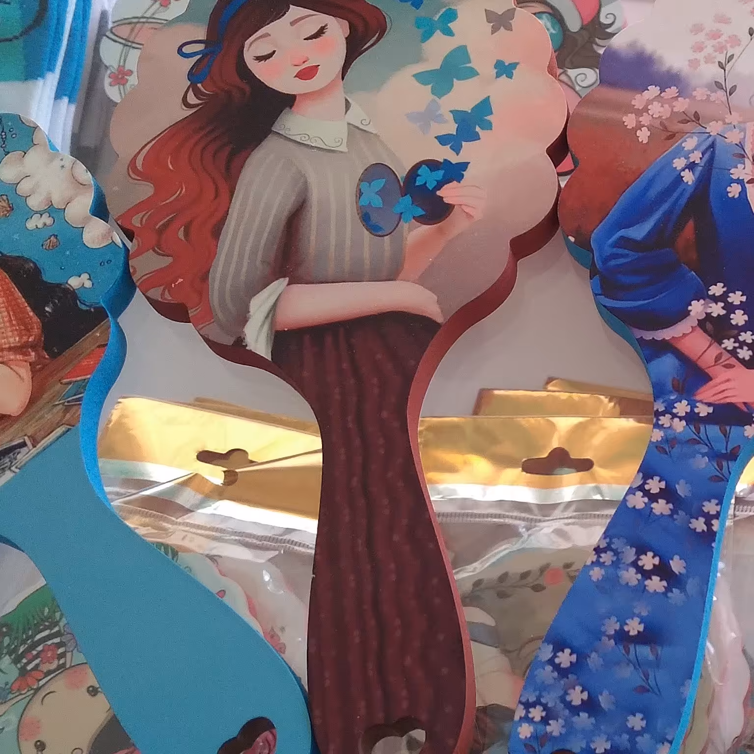 آینه دستی و آینه جیبی جنس چوبی در طرح های فانتزی بسیار زیبا و جذاب از وسایل لازم در کیف هر خانم با سلیقه ای 