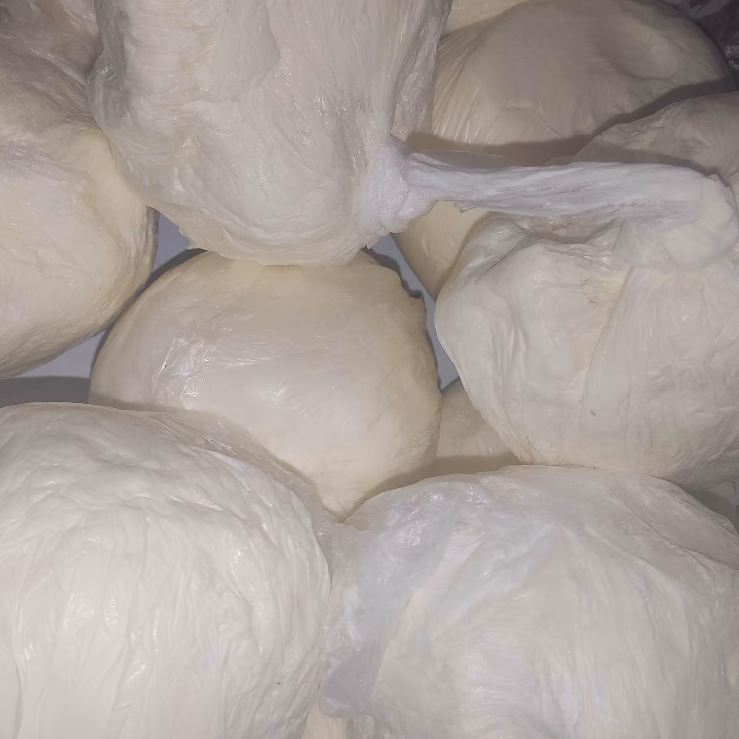 کره حیوانی (گاوی)و روغن زرد که در بسته های یک کیلویی موجود می باشند