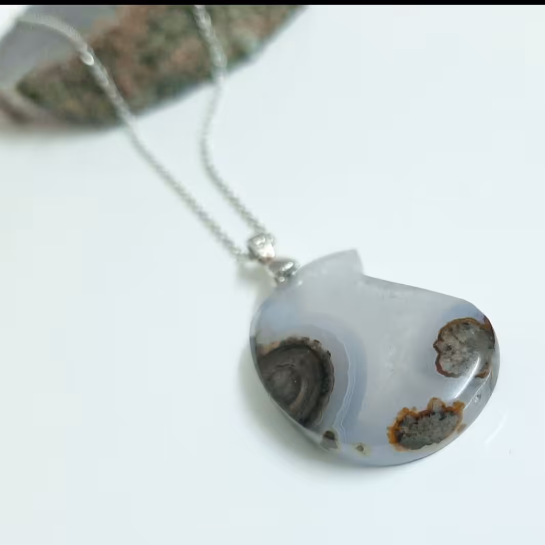 عقیق کوارتز دودی با نقش باباقوری تراش بوته جقه و پولیش عالی