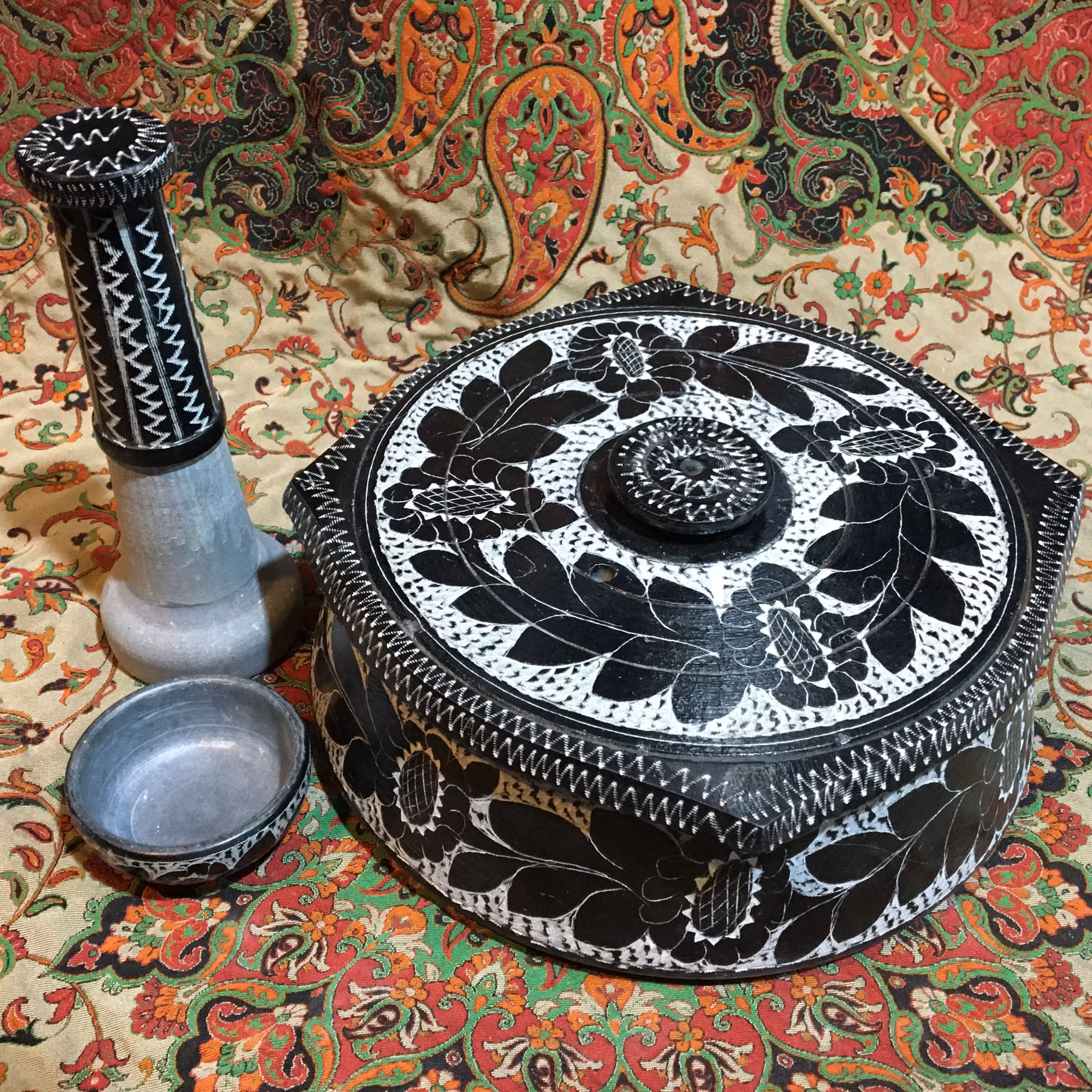 ست ماهیتابه سنگی قلم زنی شده