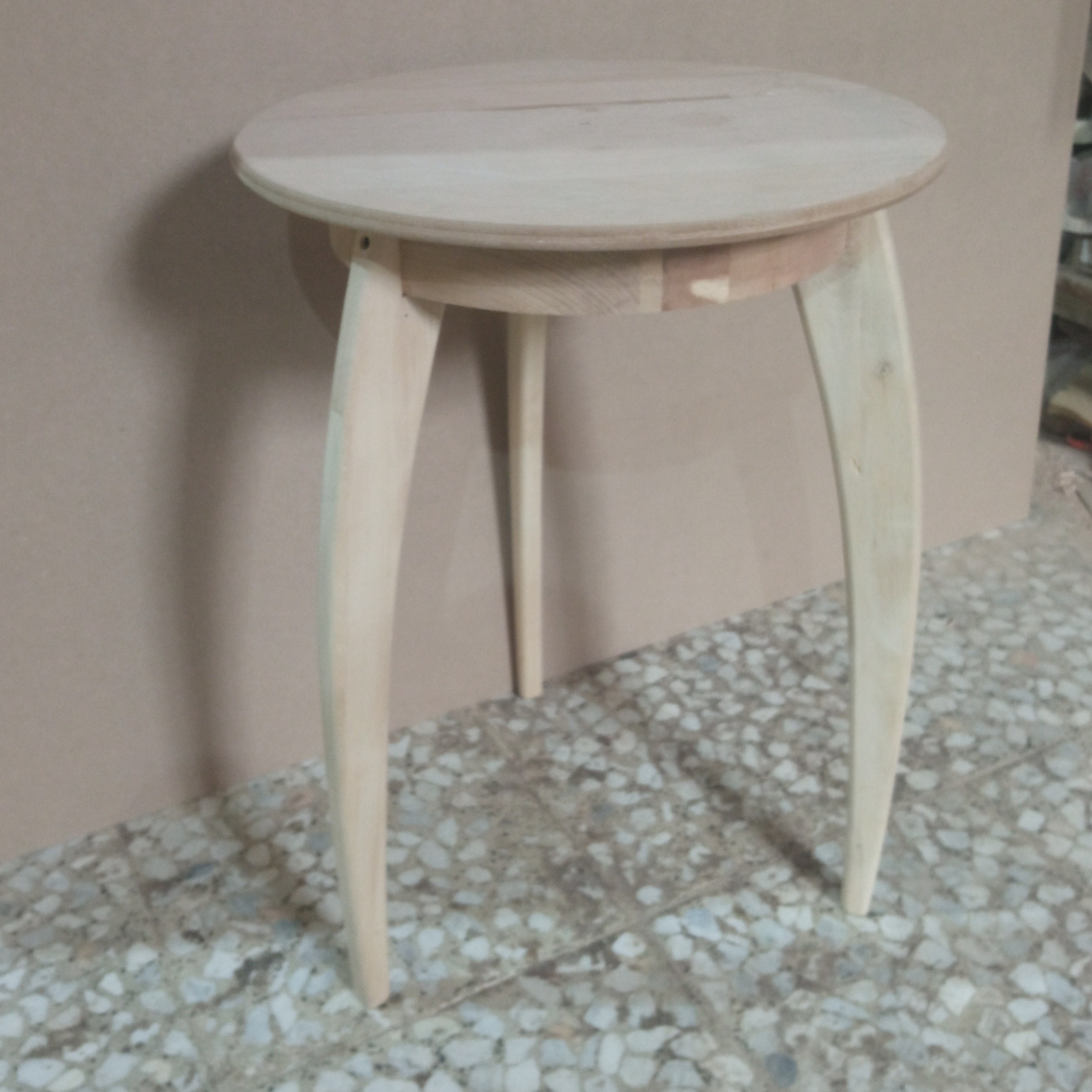 میز گرد پایه  خمره ایی