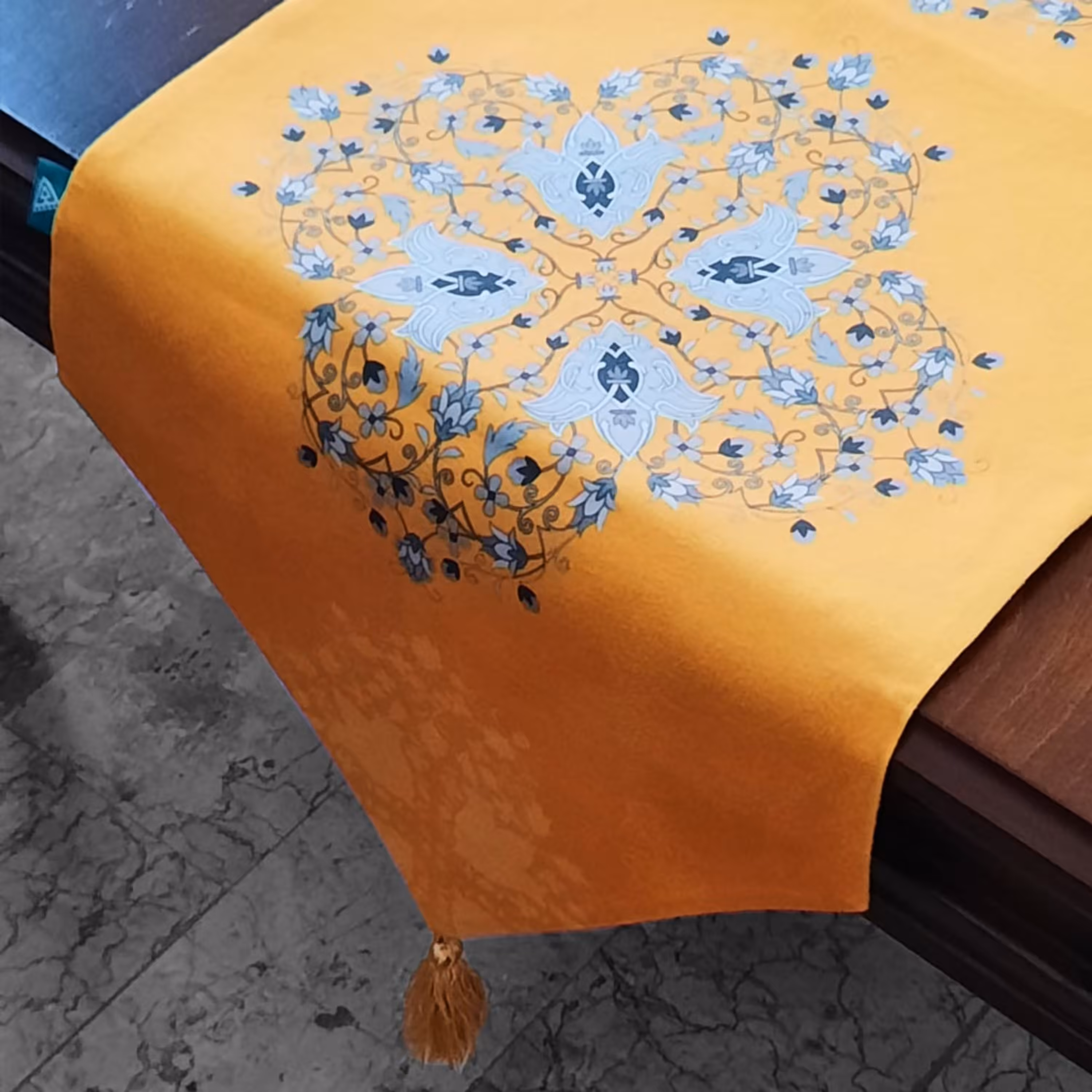 رانر مخمل آستر دار طرح دلنواز خردلی   ( سایز 35x105 ) منگوله دار