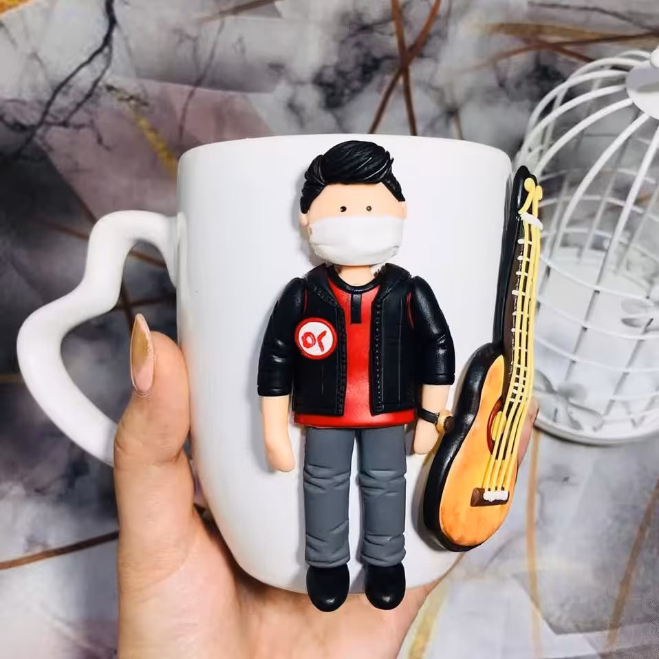 ماگ عروسکی طرح پسر گیتاریست به همراه سرقاشقی ست