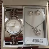 ساعت  tahari  اصل همراه با گردنبند و جعبه 
