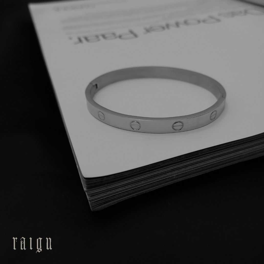 بنگل کارتیر  لاو رنگ نقره ای جنس استیل و با حک برند