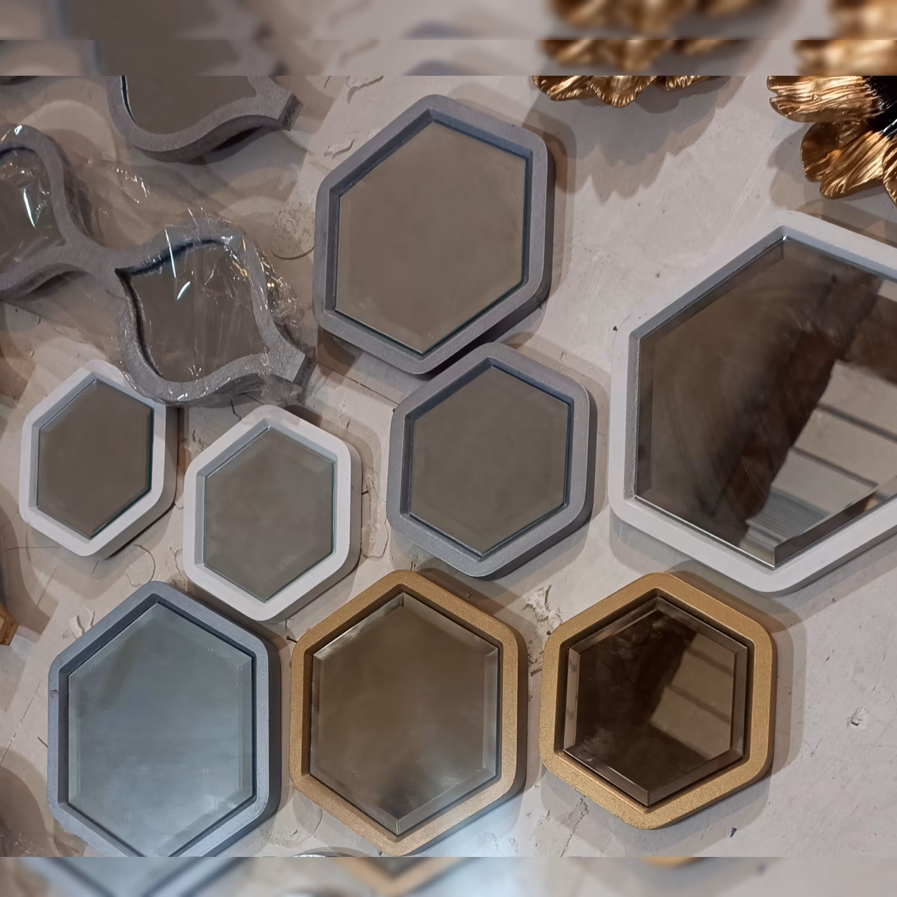 اینه دکوراتیو  5ضلعی سایز بزرگ با اینه ابزار خورده سفید و شامپاینی