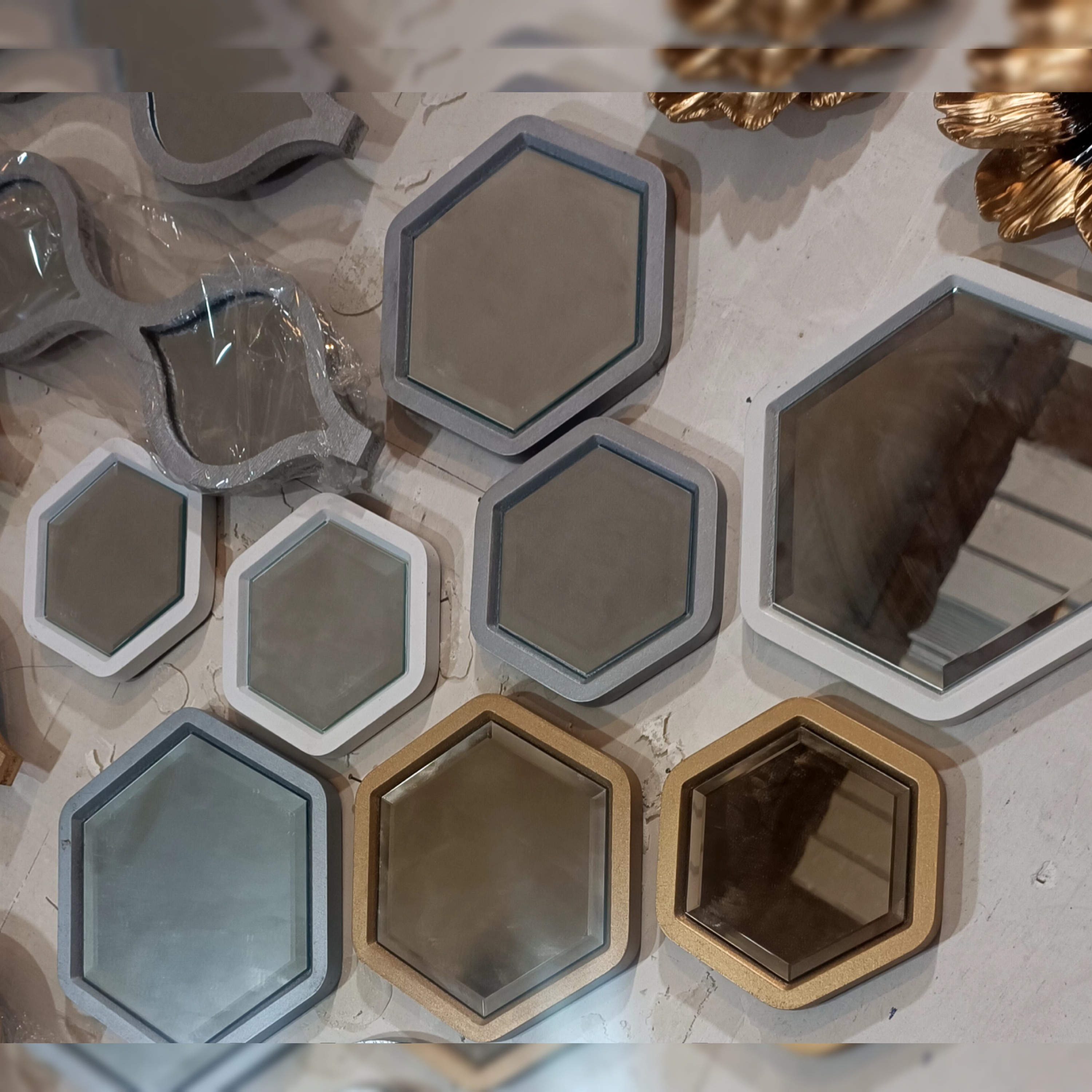 اینه دکوراتیو  5ضلعی سایز بزرگ با اینه ابزار خورده سفید و شامپاینی