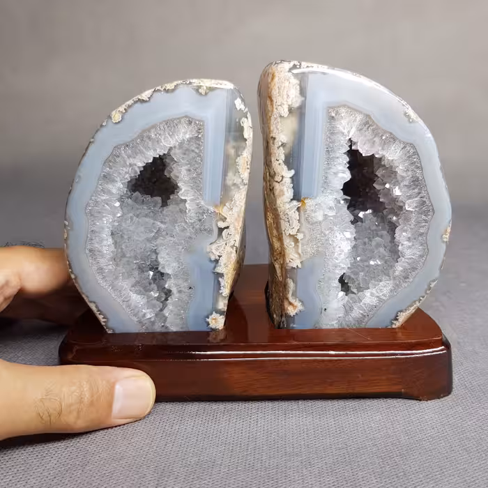 گوهر سنگ ژئود درشت بلور با شکو روی پایه چوبی نفیس