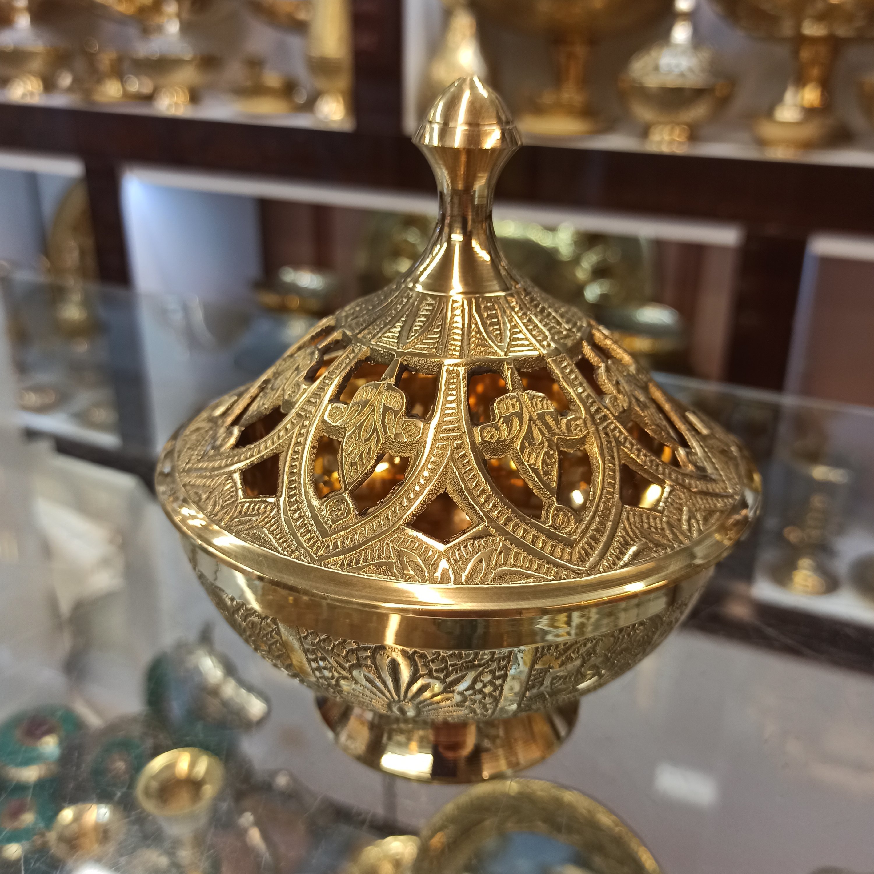 شکلات خوری برنجی مدل توری، قلم زنی شده کار دست، قابل شست و شو بدون تغییر رنگ، مناسب برای میز جلومبلی