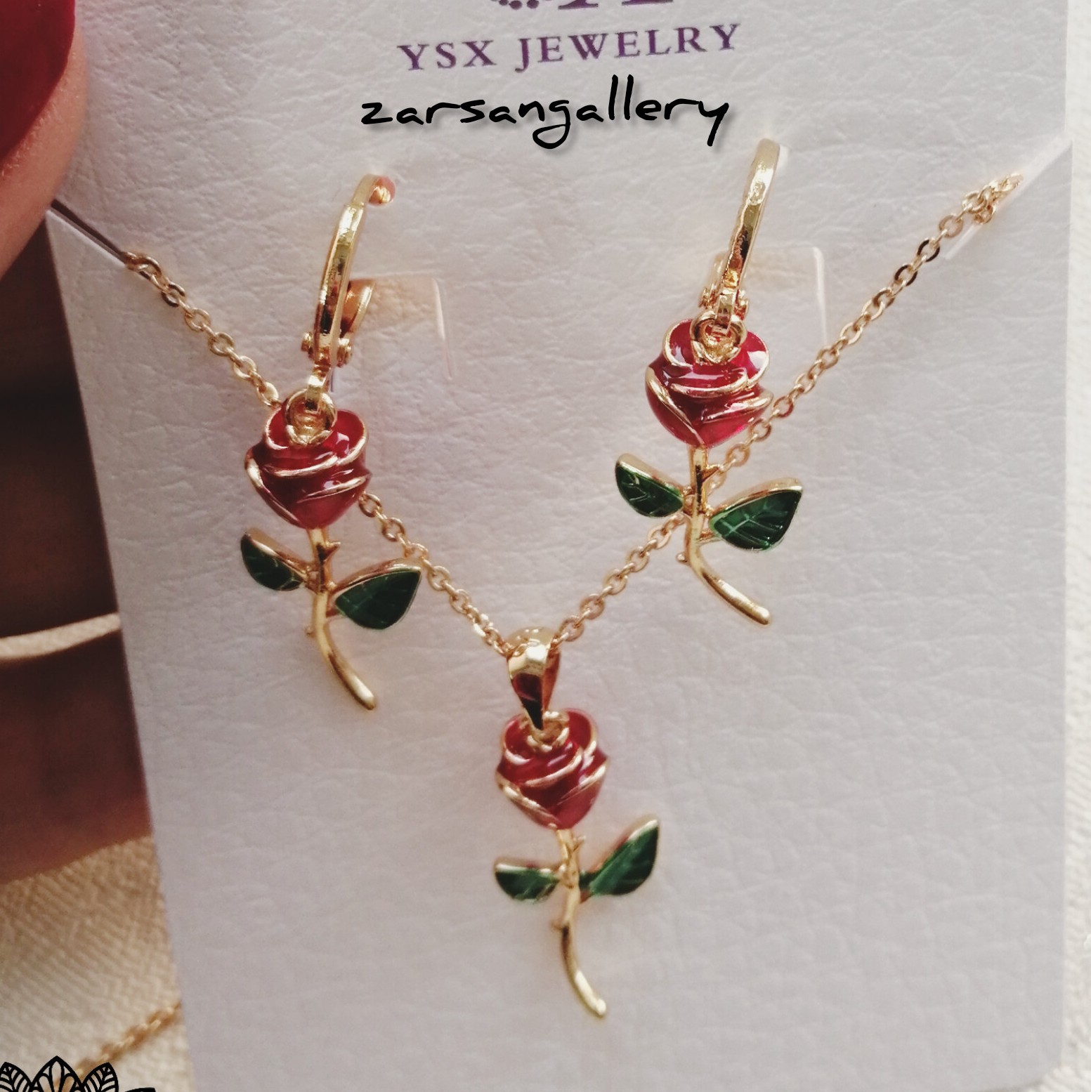 نیمست گل رز از برند معروف YSX با رنگ ثابت و با کیفیت عالی با آبکاری روکش طلای18 عیاردر زیور آلات زرسان گالری 