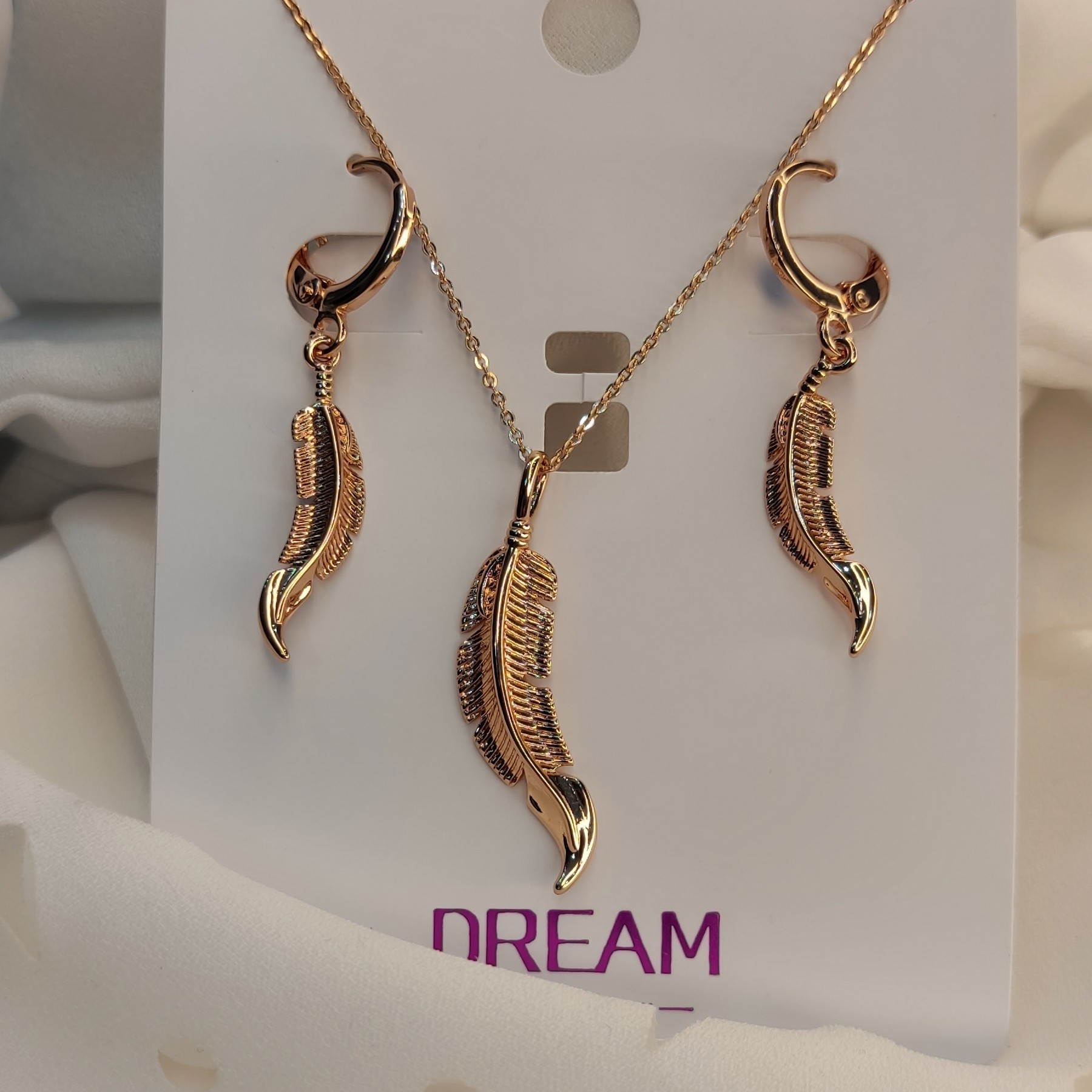 نیم ست زیبای پر  برند دریم روکش طلا ضد حساسیت  شامل پلاک وزنجیر و گوشواره 