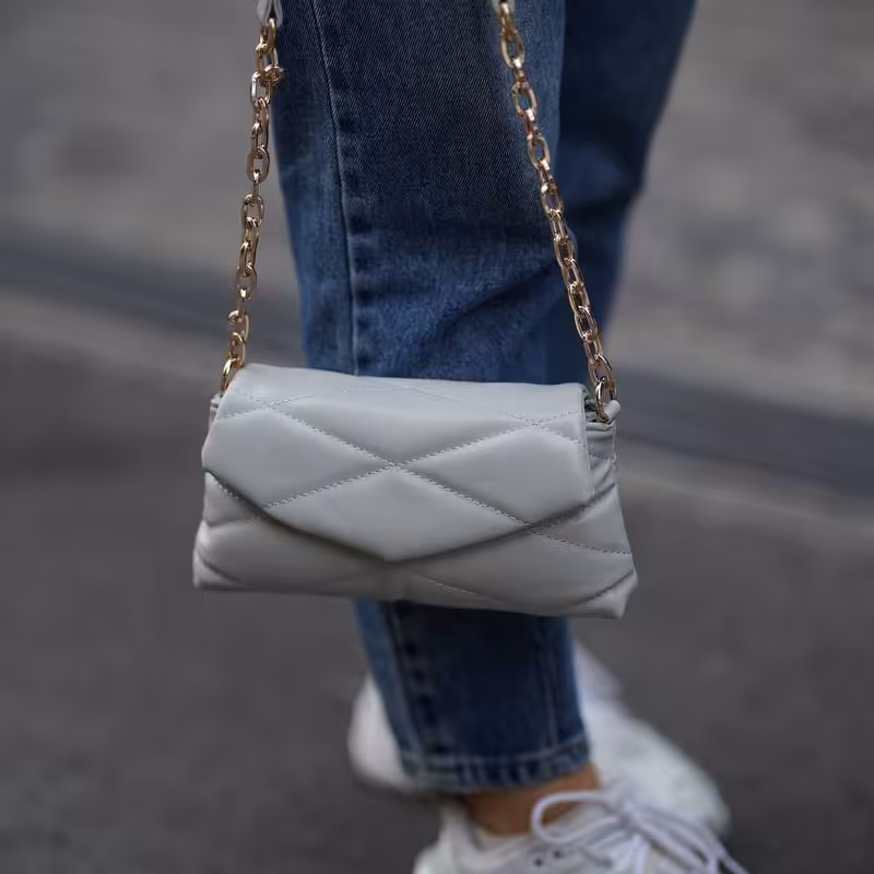 کیف پاسپورتی دخترانه گلدوزی لوزی درشت با زنجیر طلایی خیلی شیک