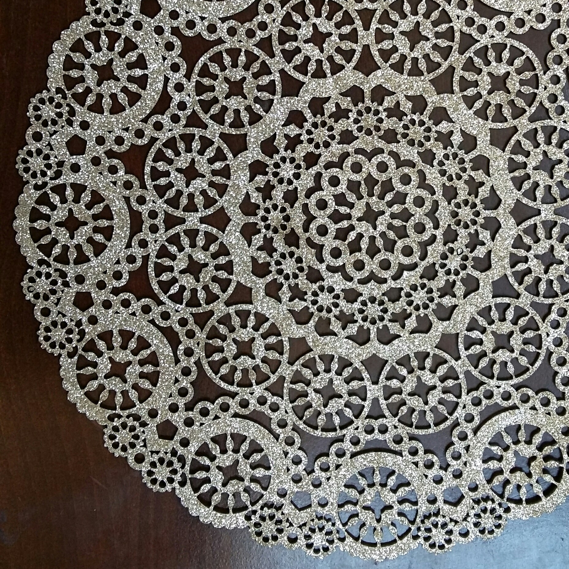 رومیزی چرم اکلیلی پشت نمدی گرد نقره ای