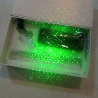 لیز برد بالا همراه شارژر و کلید قفل کن کودک  با باتری شارژی  رنگ لیزر سبز میباشد 