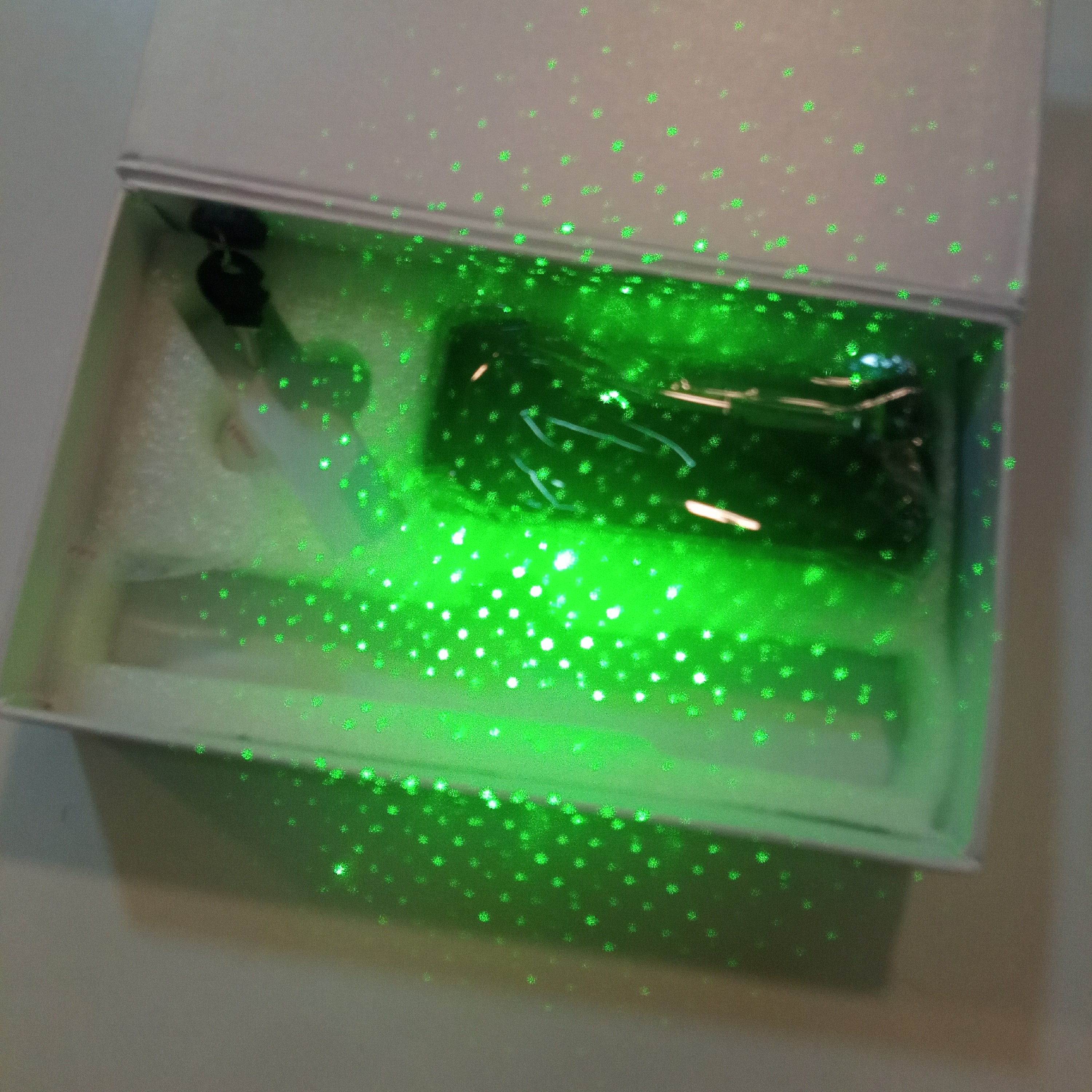 لیز برد بالا همراه شارژر و کلید قفل کن کودک  با باتری شارژی  رنگ لیزر سبز میباشد 