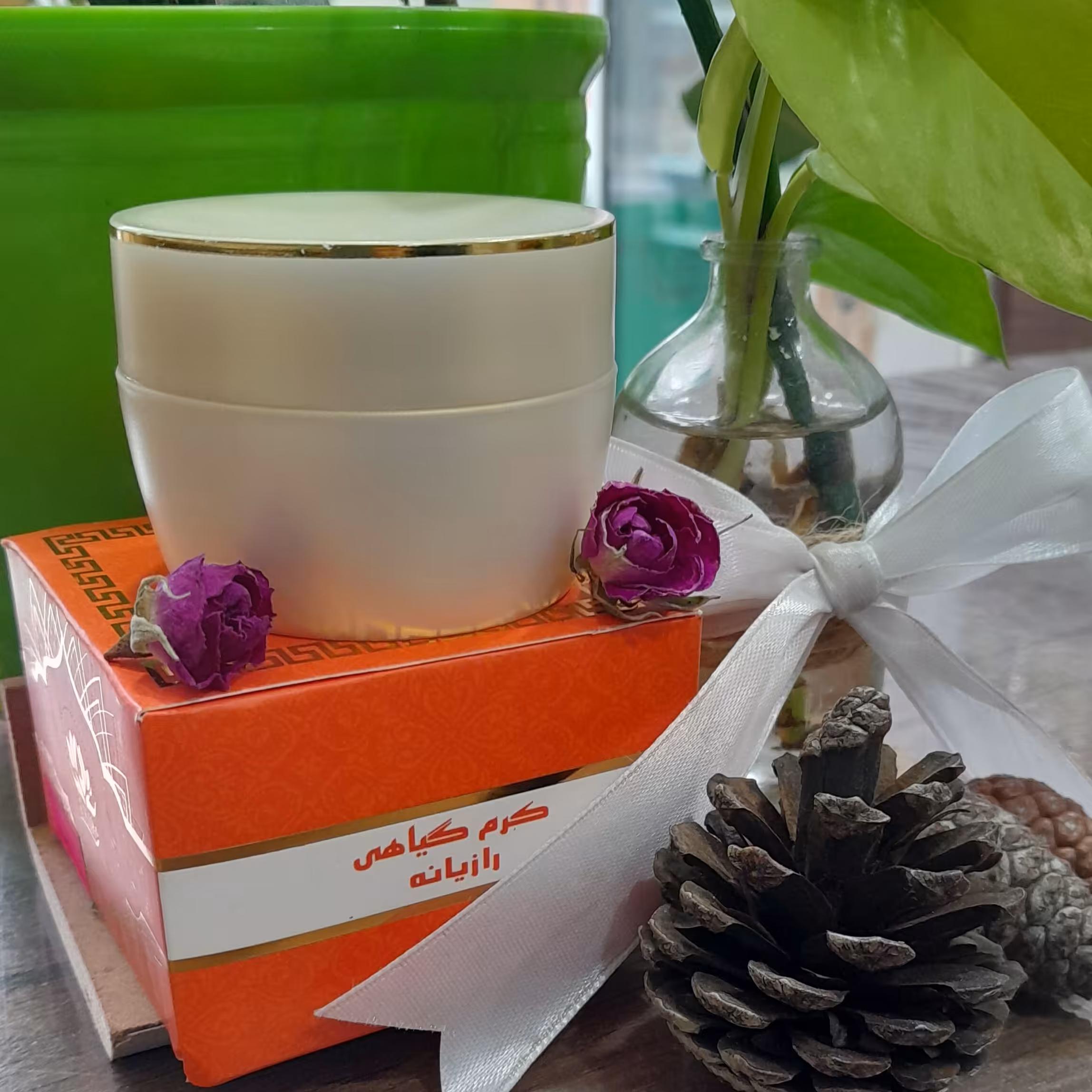 کرم گیاهی رازیانه 