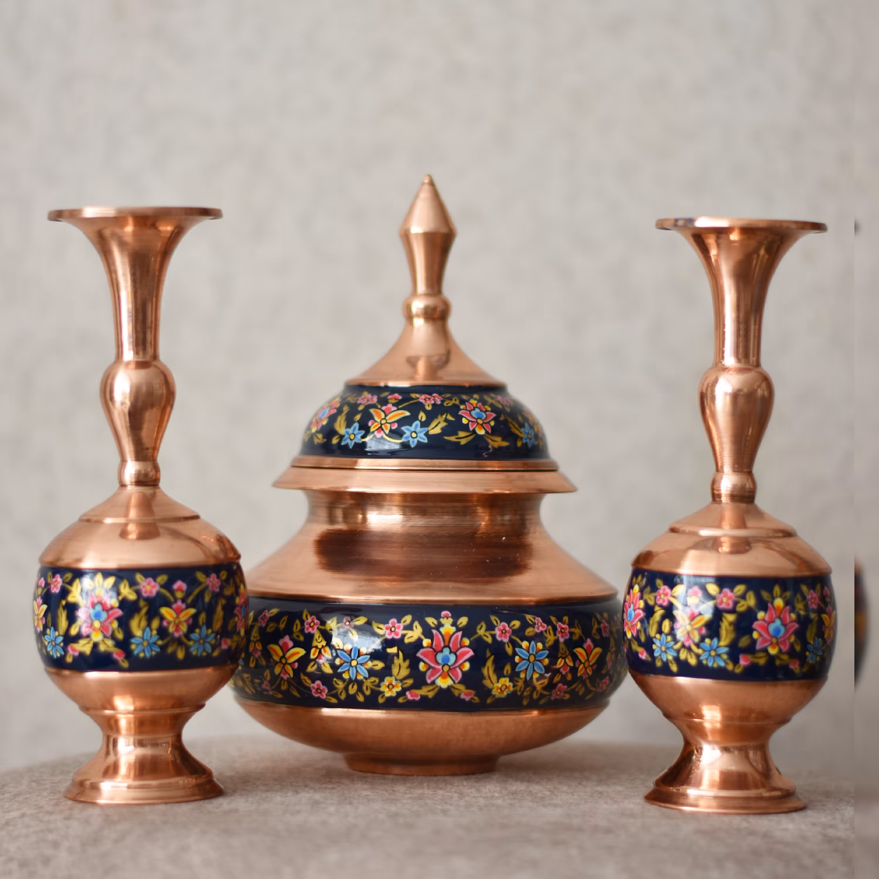 شکلاتخوری کوچک یا دخل 18 مس و پرداز با دو گلدان گیلاسی 18 سانتی با عیوب پلی استری