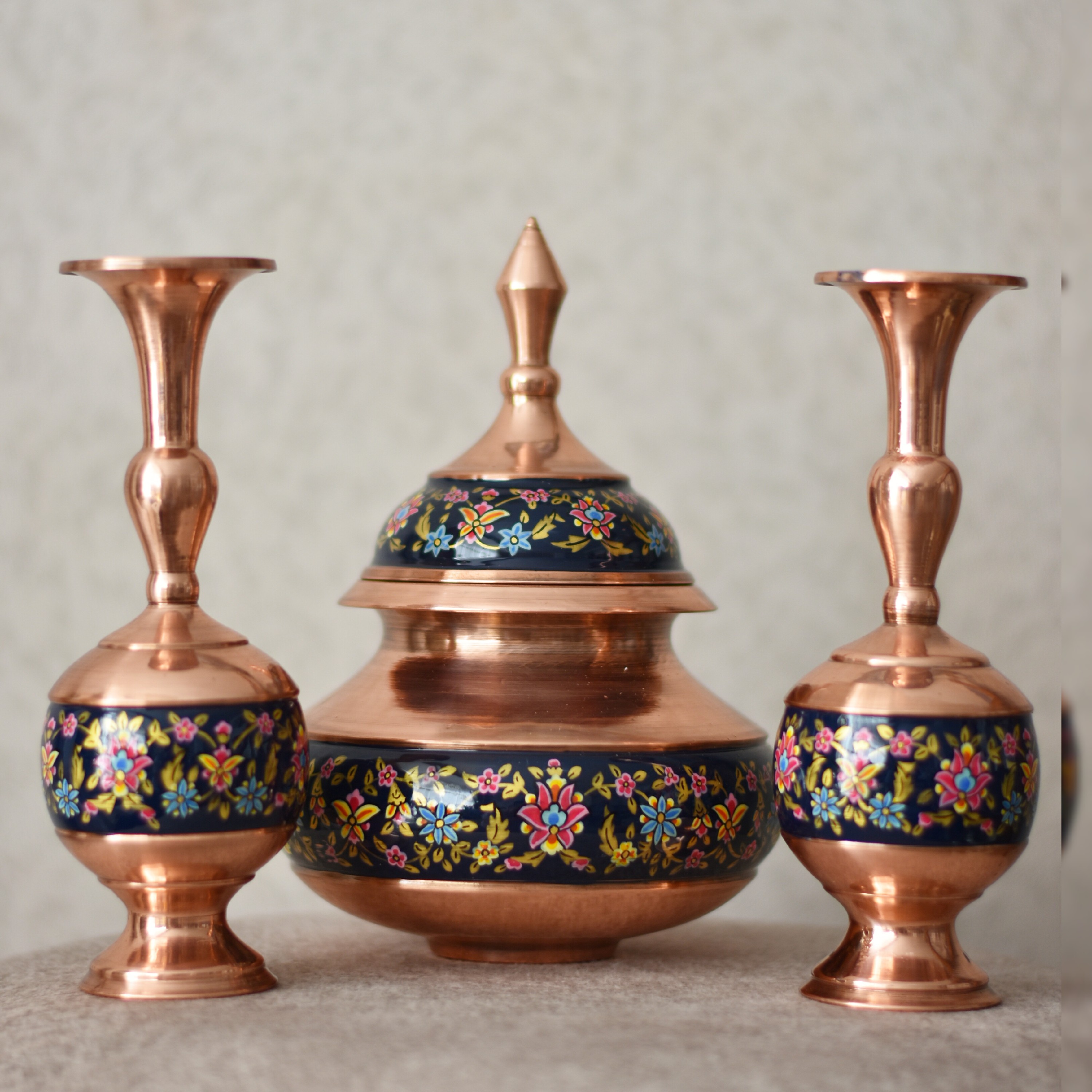 شکلاتخوری کوچک یا دخل 18 مس و پرداز با دو گلدان گیلاسی 18 سانتی با عیوب پلی استری