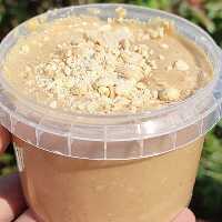 کره بادام زمینی کرانچی بسیار لذیذ و خوشمزه میان وعده عالی حاوی تکه های بادام زمینی نیم کیلویی