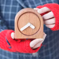 ساعت چوبی مدل لاکی