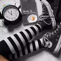 جوراب راه راه زیرزانو سفید مشکی نخ پنبه