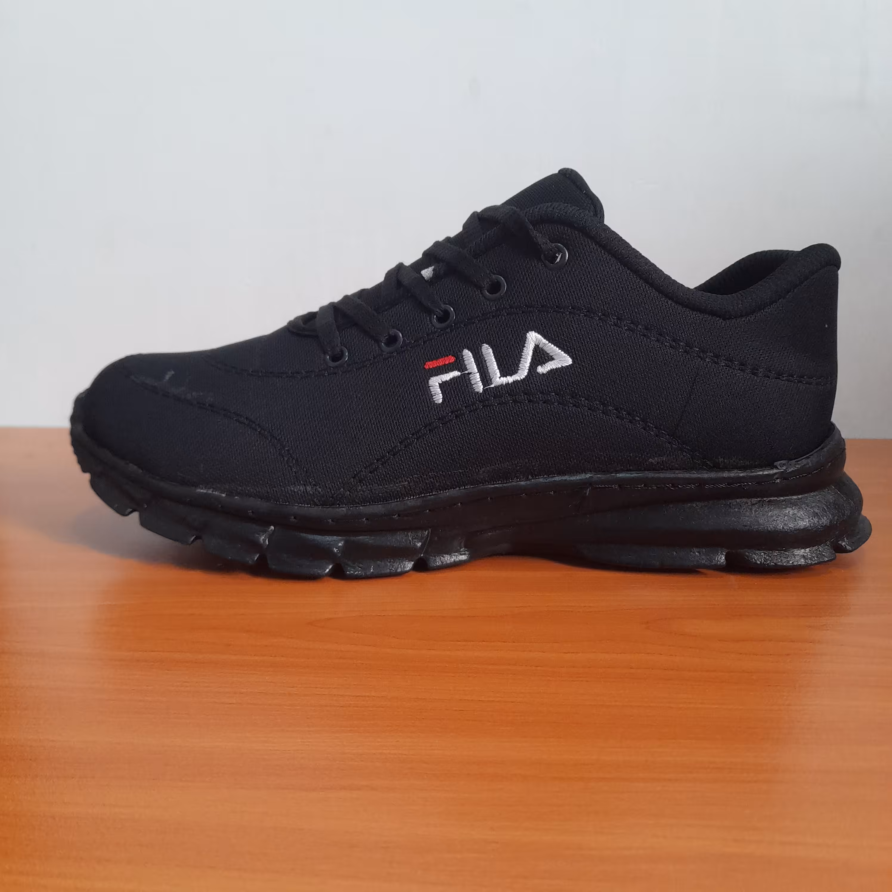 کفش کتونی مردانه طرح فیلا رنگ مشکی مناسب برای استفاده روزمره