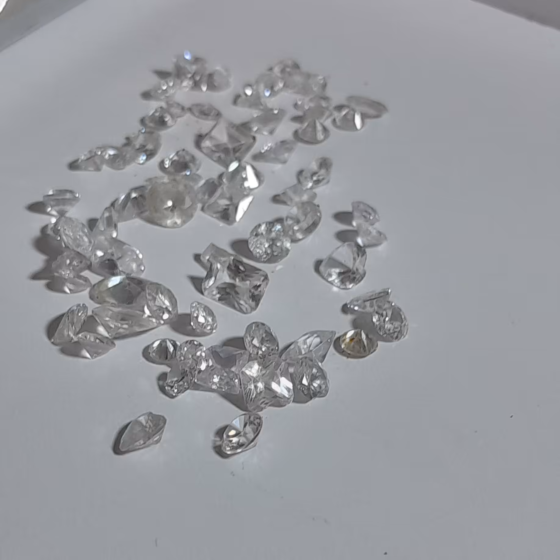 نگین سنگین گارنت سفید 40 قیراط معدنی  تراش الماس تلألو عالی