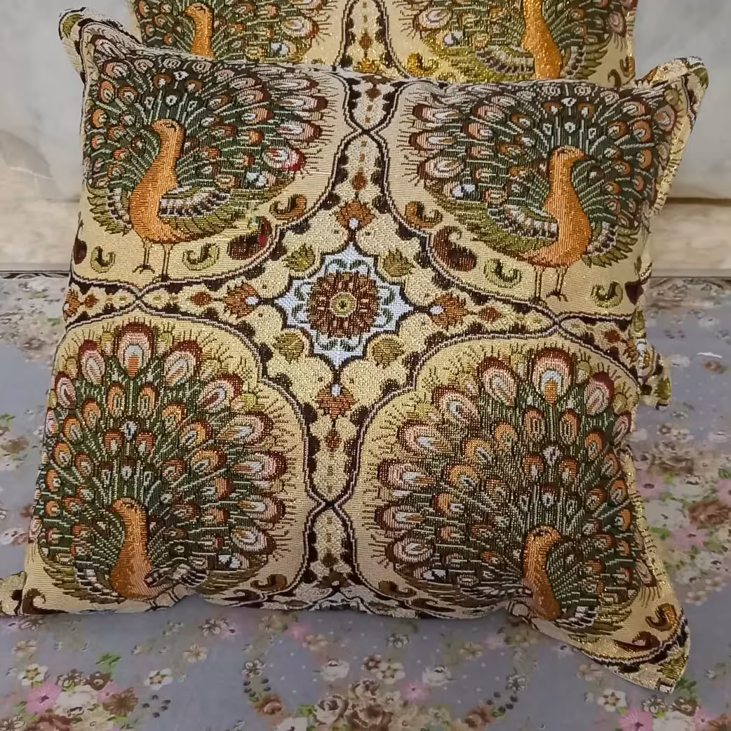 کوسن طلایی زری بافت دو عددطرح طاووس