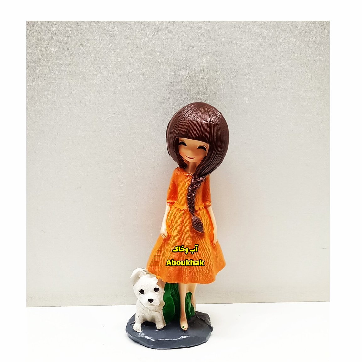 مجسمه دختر  نارنجی پوش