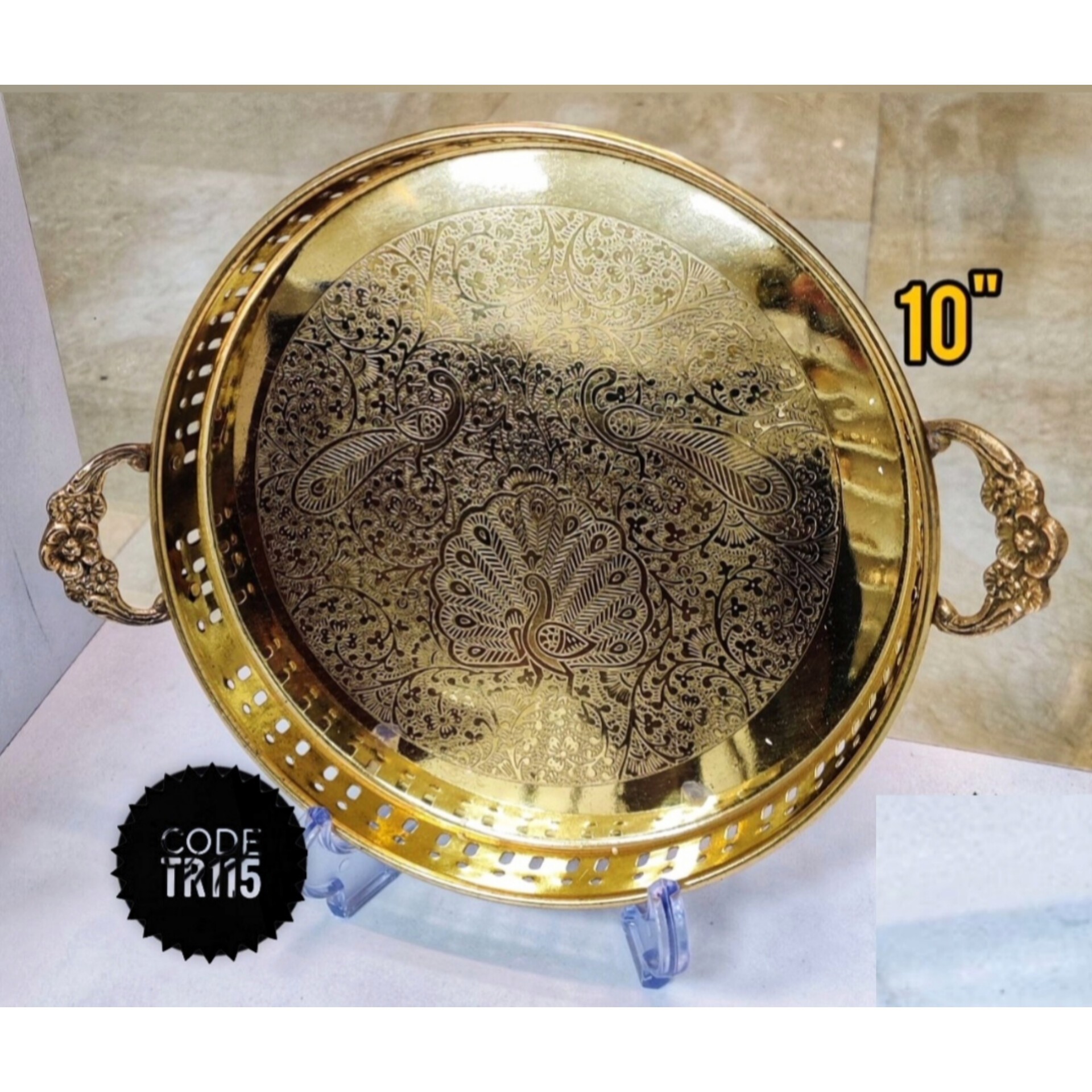 سینی برنجی هندی سینی 32 سانتیمتری گرد دو دسته طاووس تمام برنجی ساخت هند با کیفیت بسیار بالا و سنگین و سطح کیفیتی درجه یک
