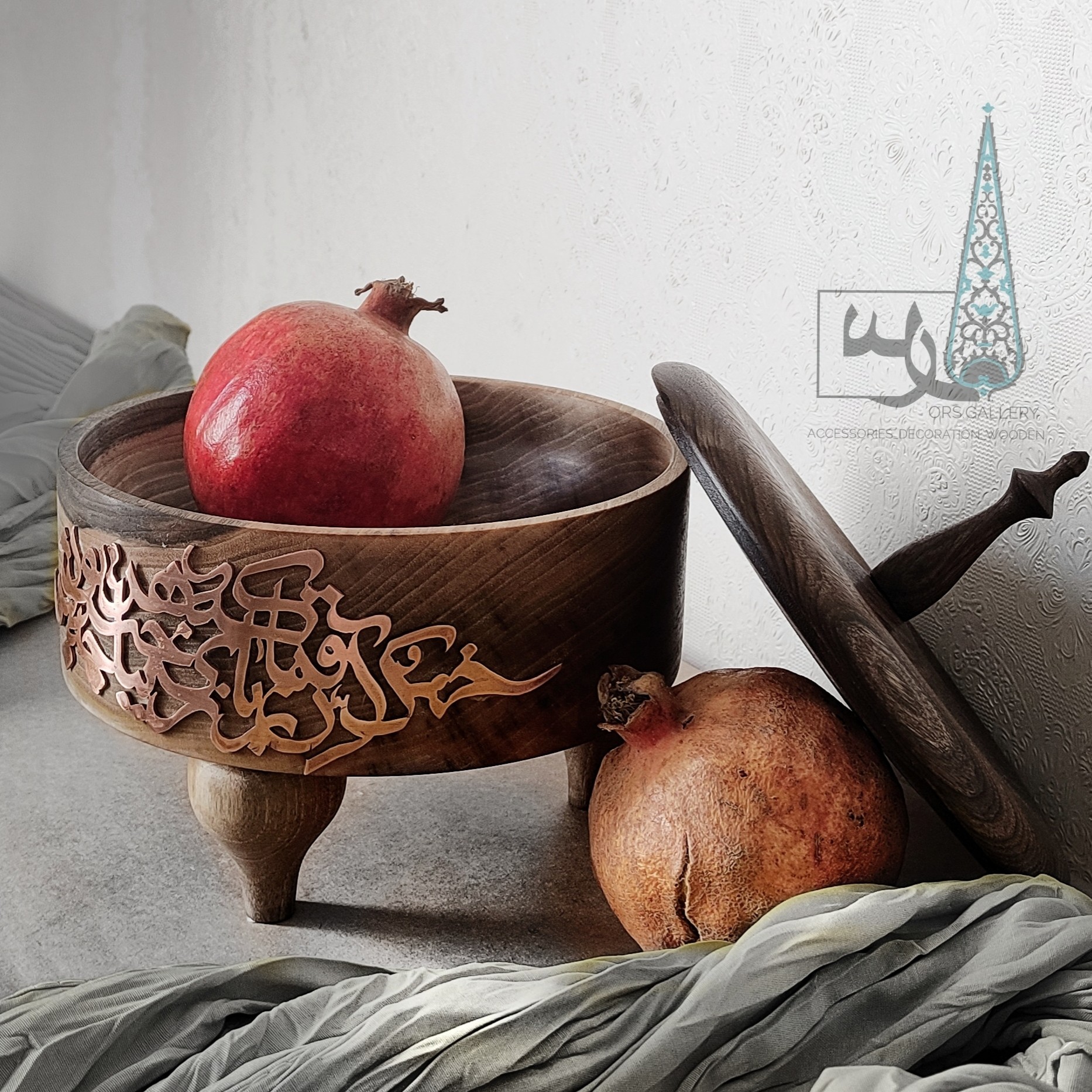 شکلات خوری چوبی با تزیینات مسی تزیین شده با شعر زیبای ایرانی