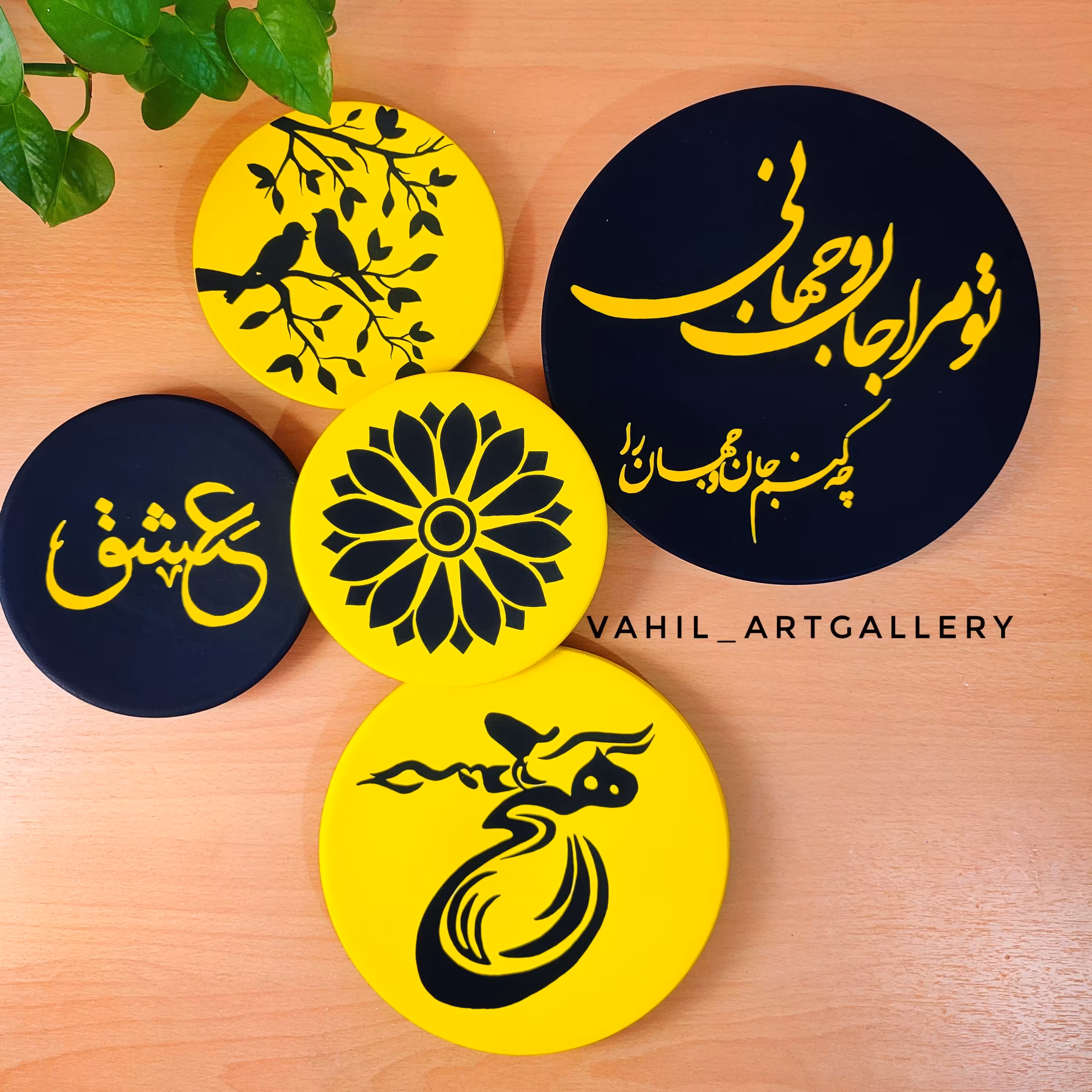 تابلو دکوراتیو و بشقاب دیوارکوب سفالی مجموعه عشق و هیچ زرد مشکی ست 5 عددی 