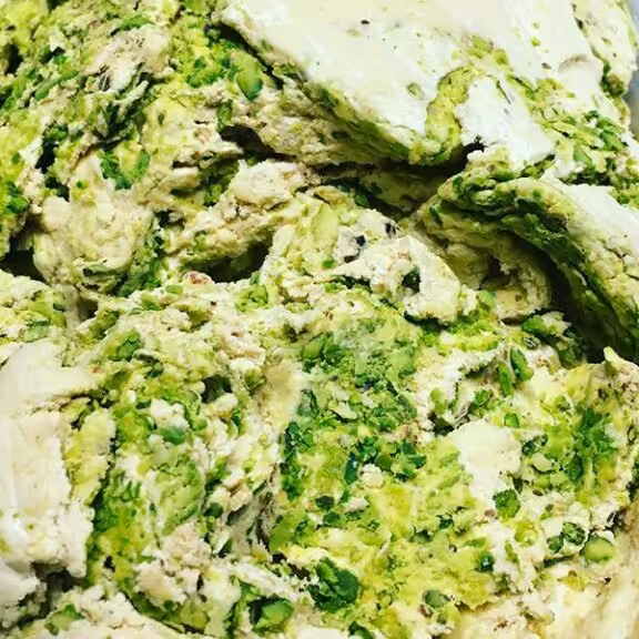 حلوا مخصوص پسته ای با بسته بندی فلزی لوکس یک کیلویی ویژه سوغات ارومیه