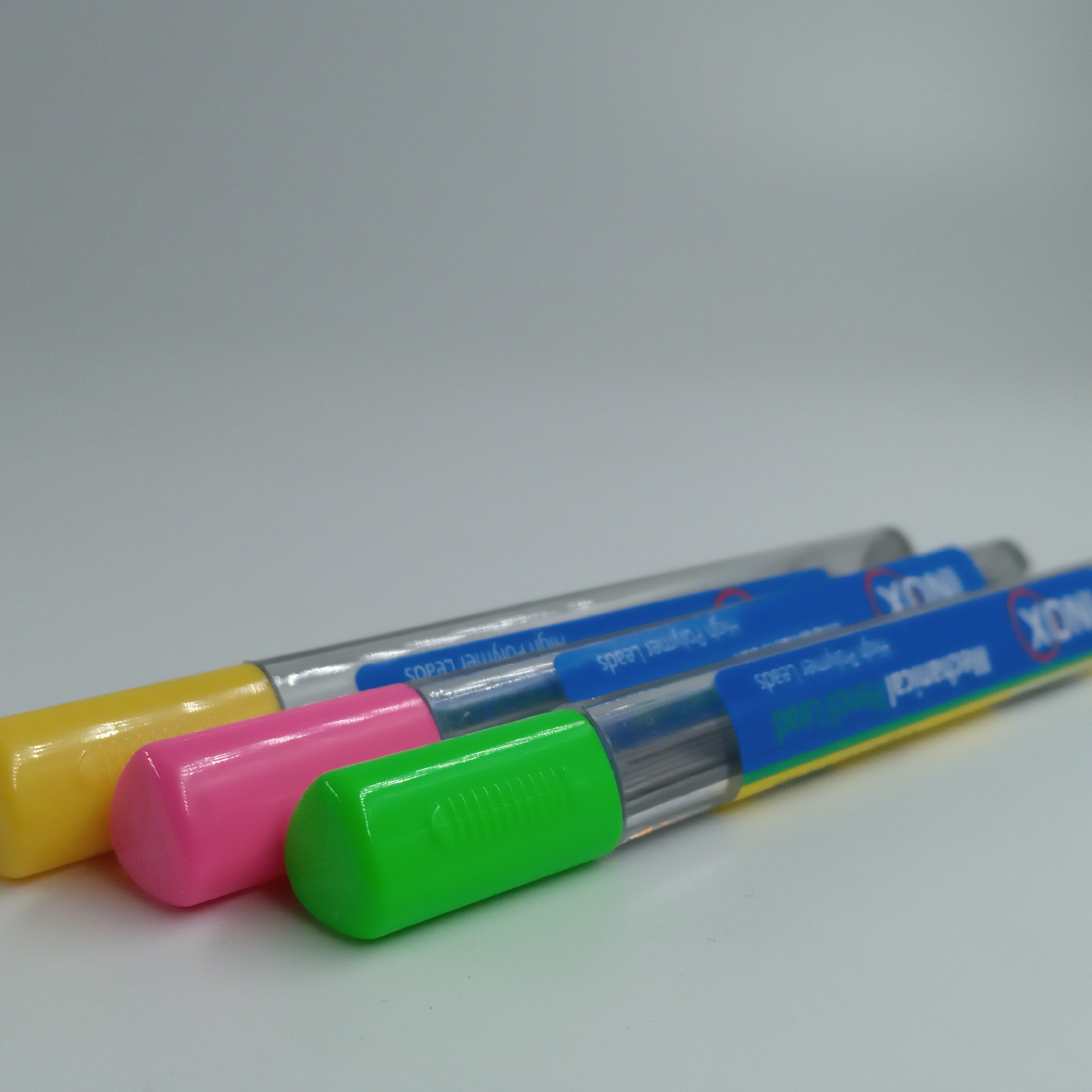 نوک مداد اتد اینوکس با ضخامت 0.9 میلیمتر در بسته بندی های رنگی