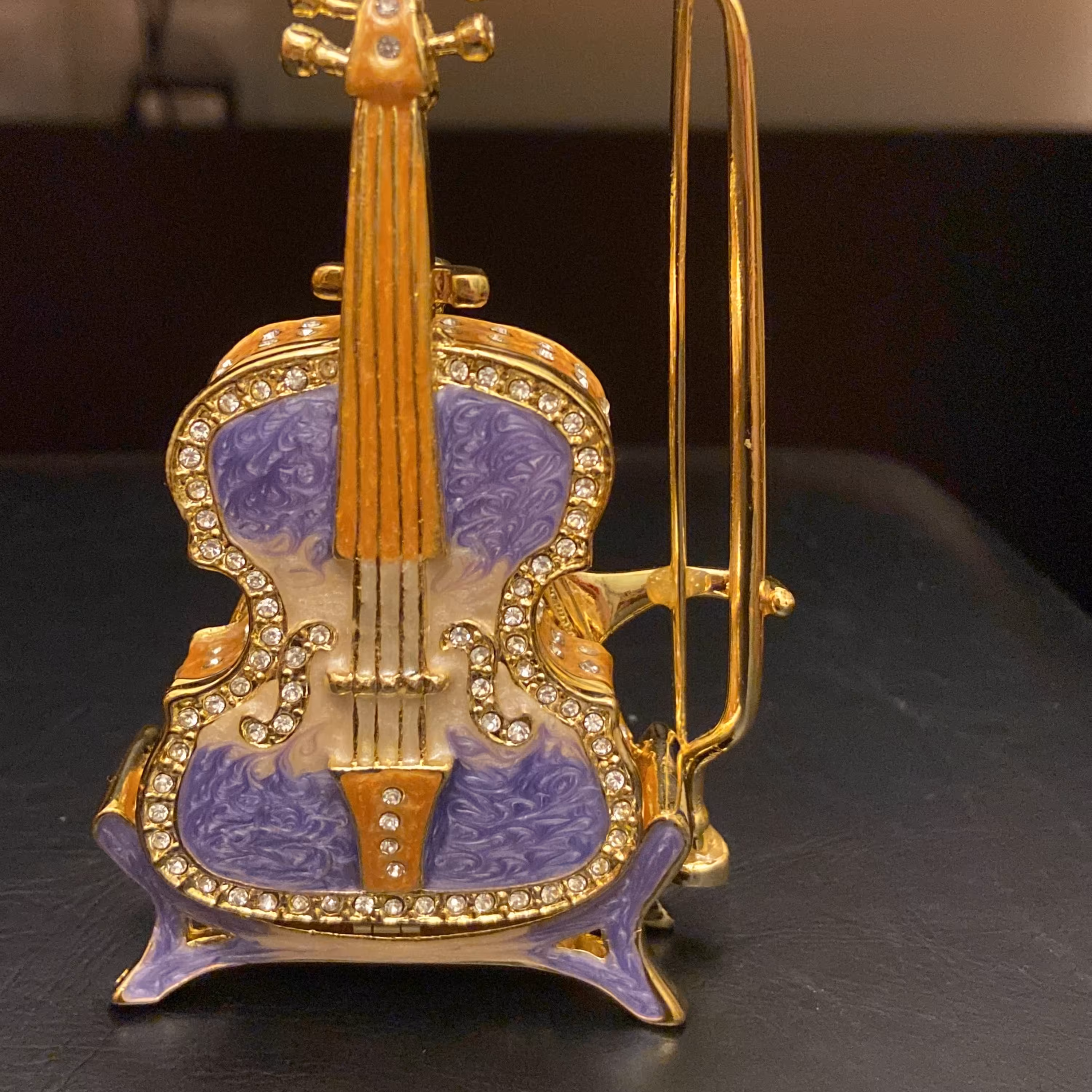 جا جواهری طرح ویالون بنفش رنگ نگین دار 