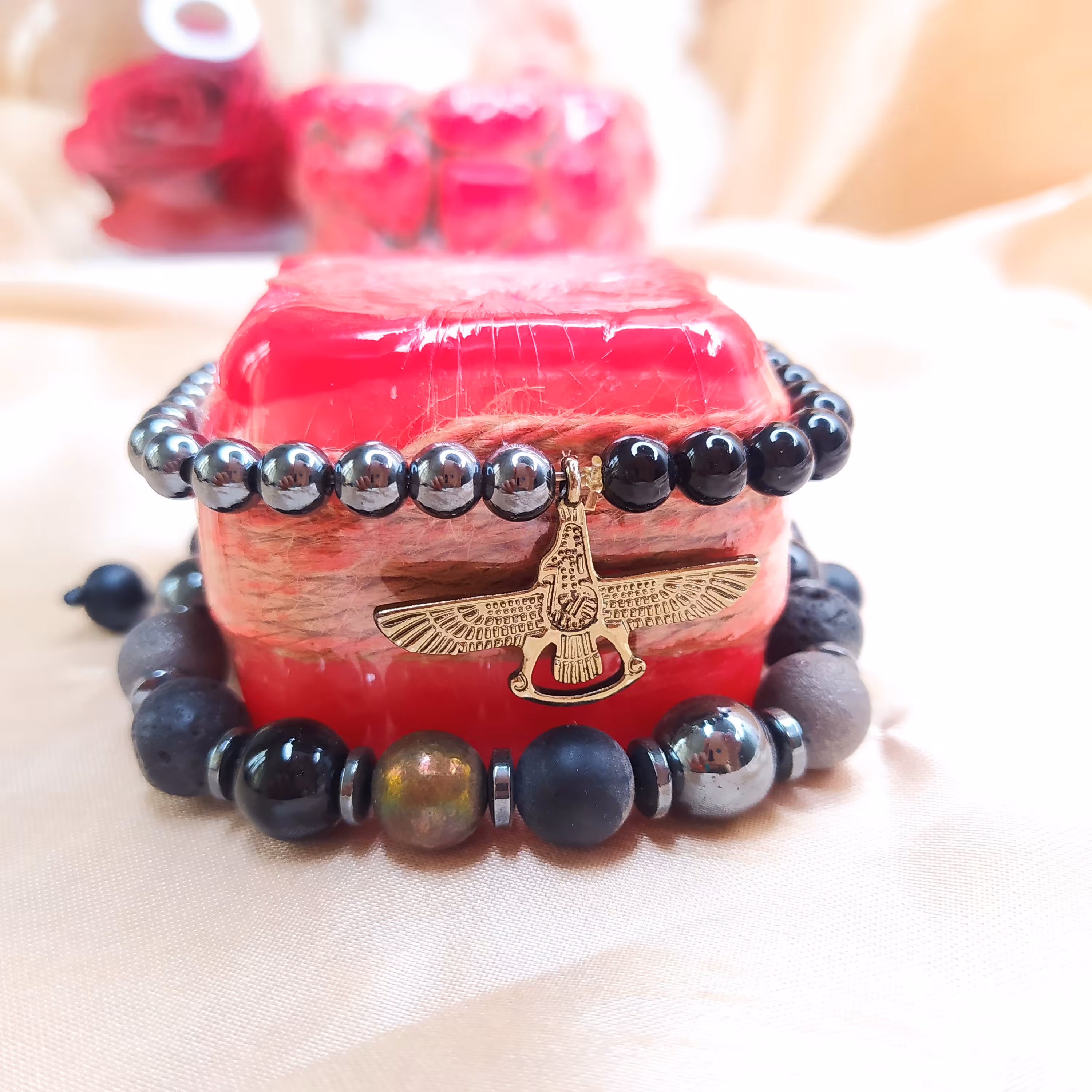 دستبند تمام سنگی با تریک رنگی خاص 