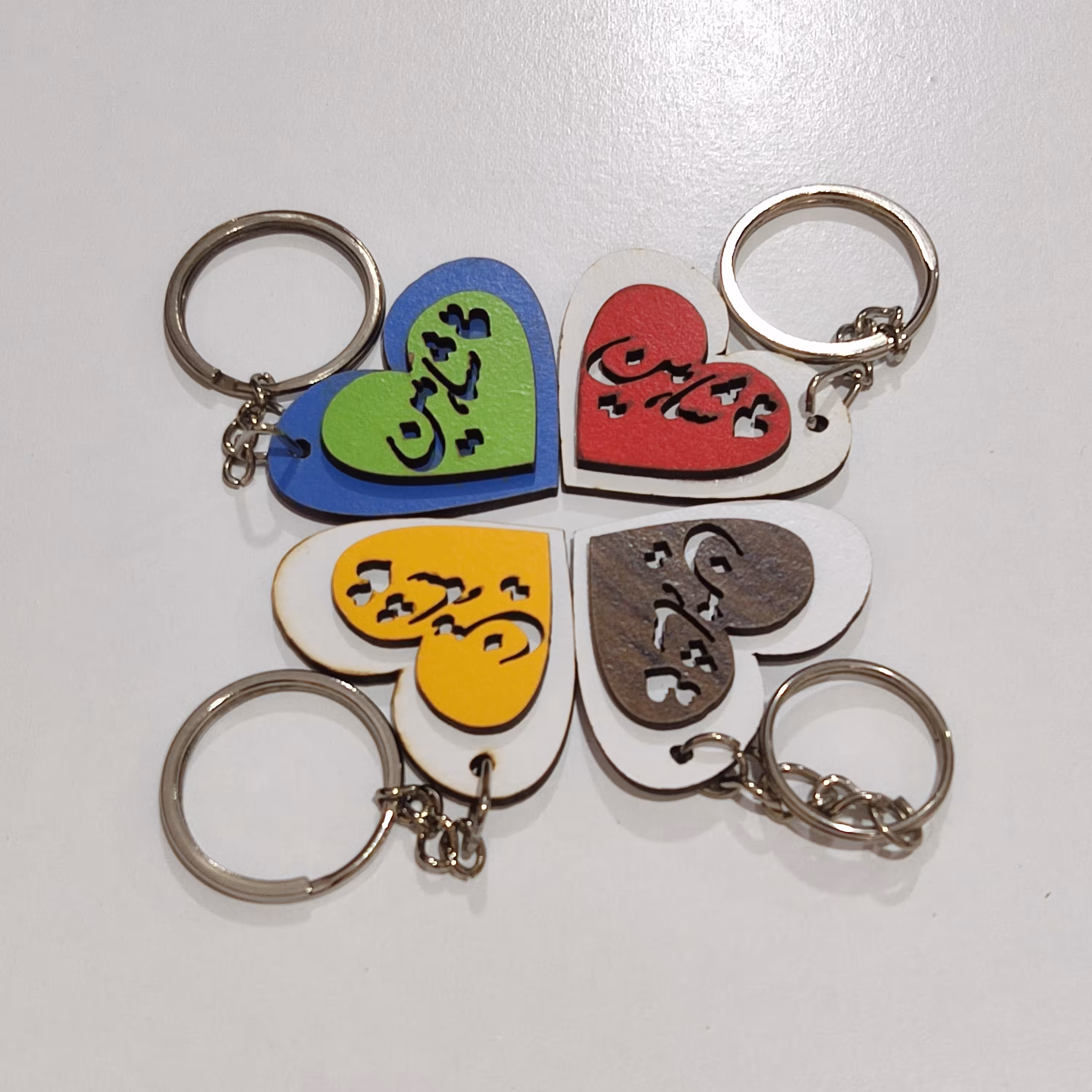 دست کلید چوبی (پاسوییچی) قلبی شکل اسم شاهین دارای رنگبندی و شکل مختلف 