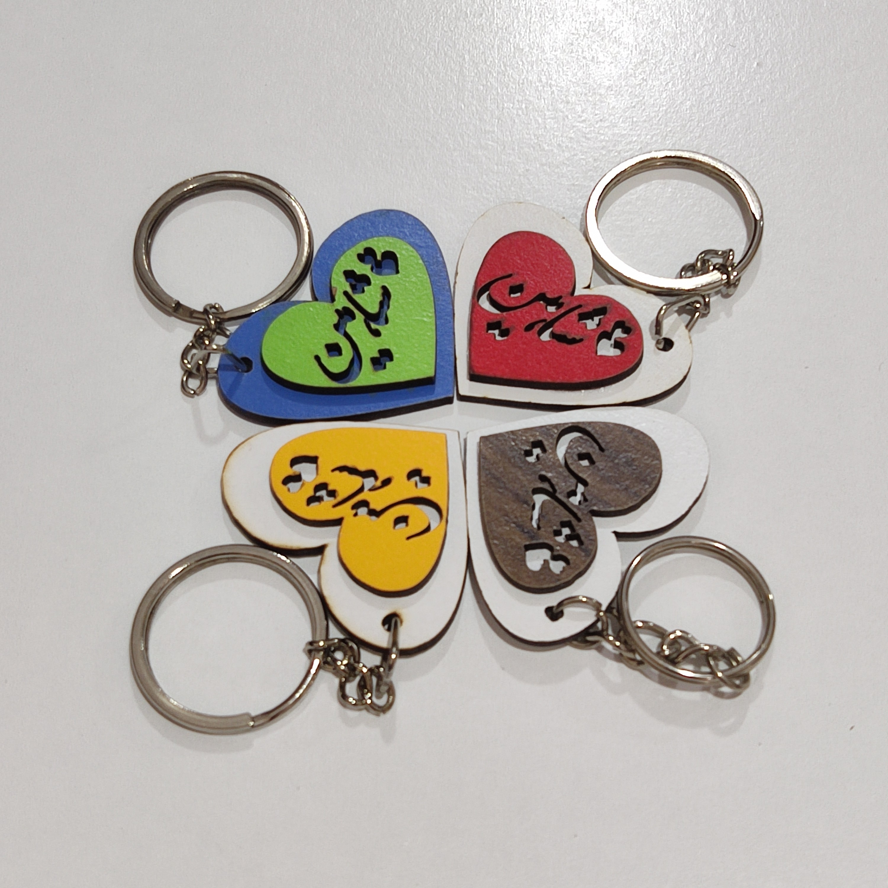 دست کلید چوبی (پاسوییچی) قلبی شکل اسم شاهین دارای رنگبندی و شکل مختلف 