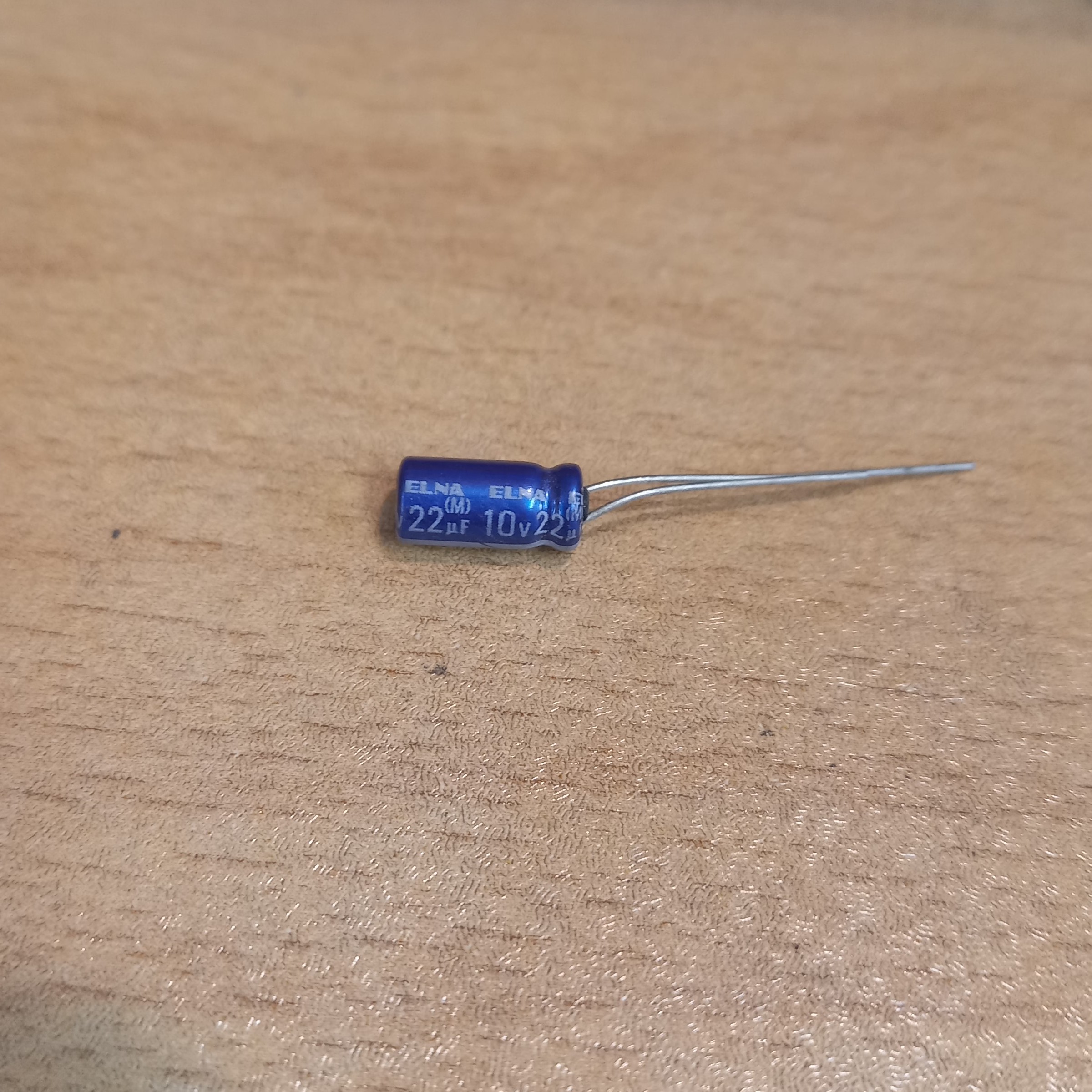 خازن الکترولیت 22 میکرو فاراد 10 ولت پک بسته 50 عددی کد محصول 43