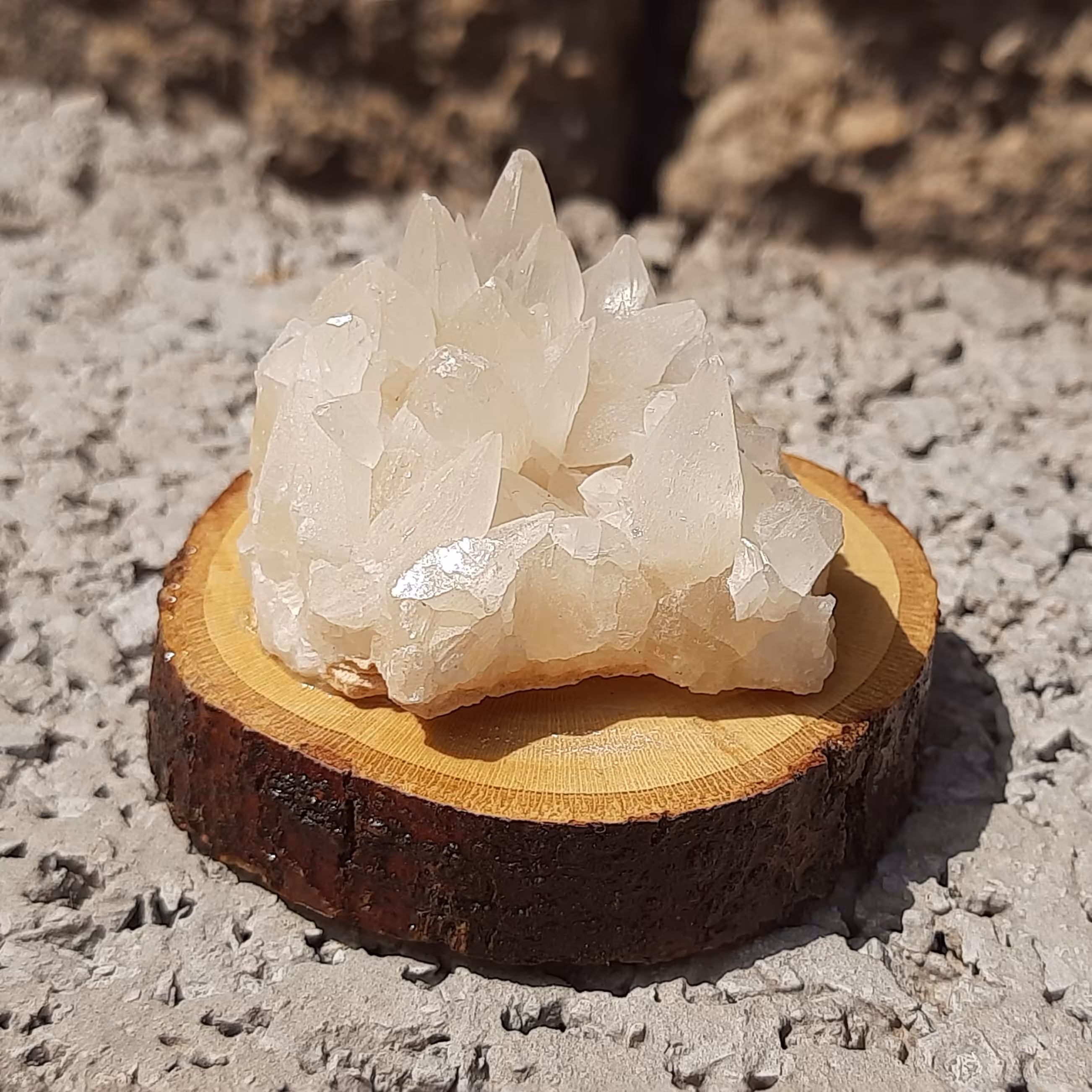 سنگ ویترینی زیبای کوارتزمنشوری طبیعی بی نظیر